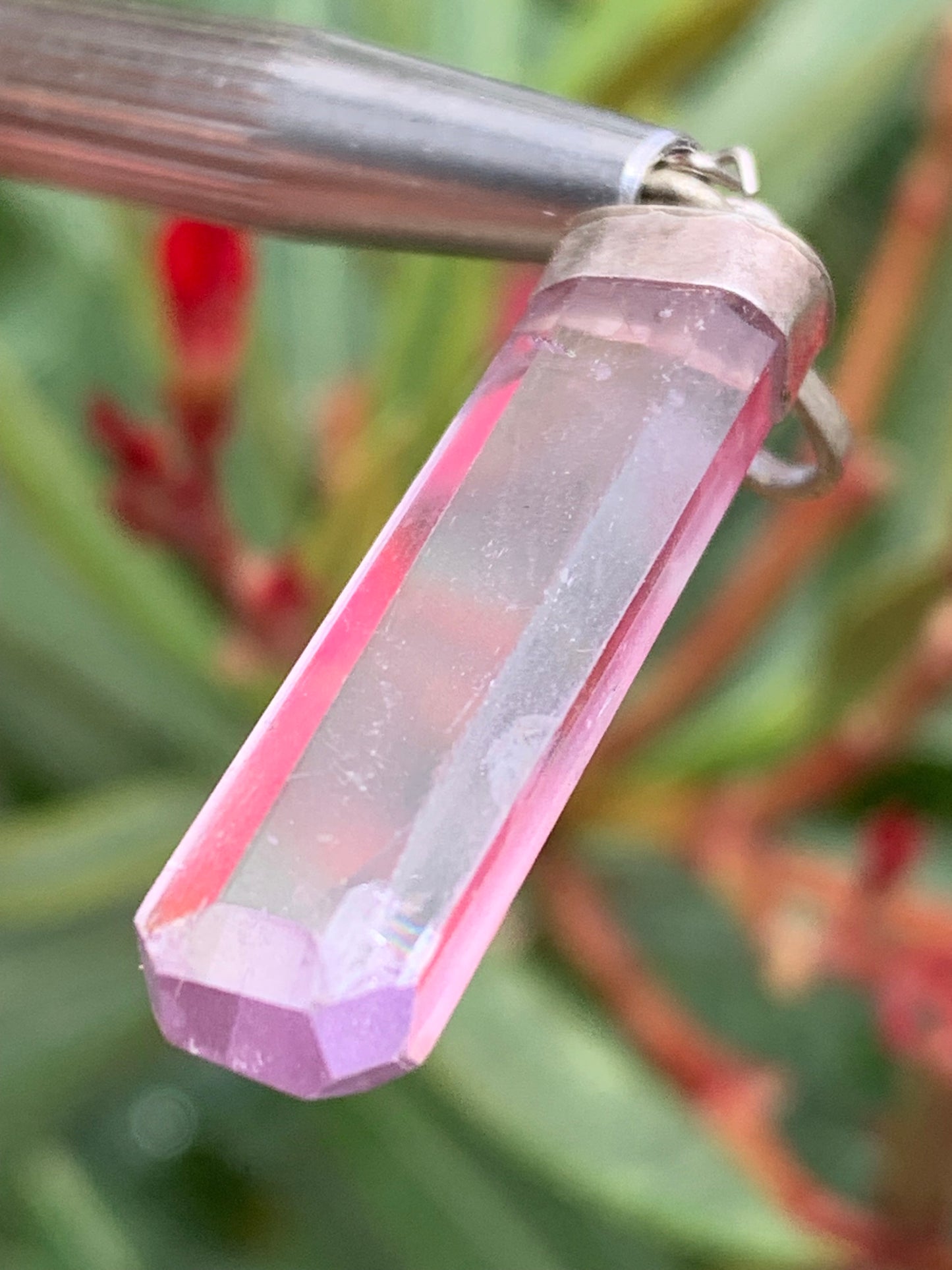 Kunzite naturelle, pendentif sertis sur Argent ! Pièce unique de 43 millimètres x9 x6. Vendu avec cordon réglable de couleur noire !