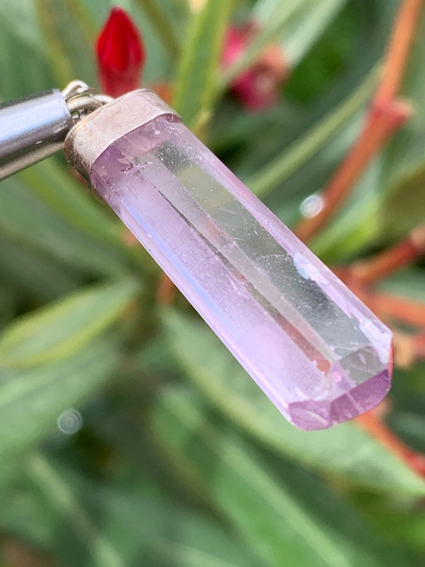 Kunzite naturelle, pendentif sertis sur Argent ! Pièce unique de 43 millimètres x9 x6. Vendu avec cordon réglable de couleur noire !