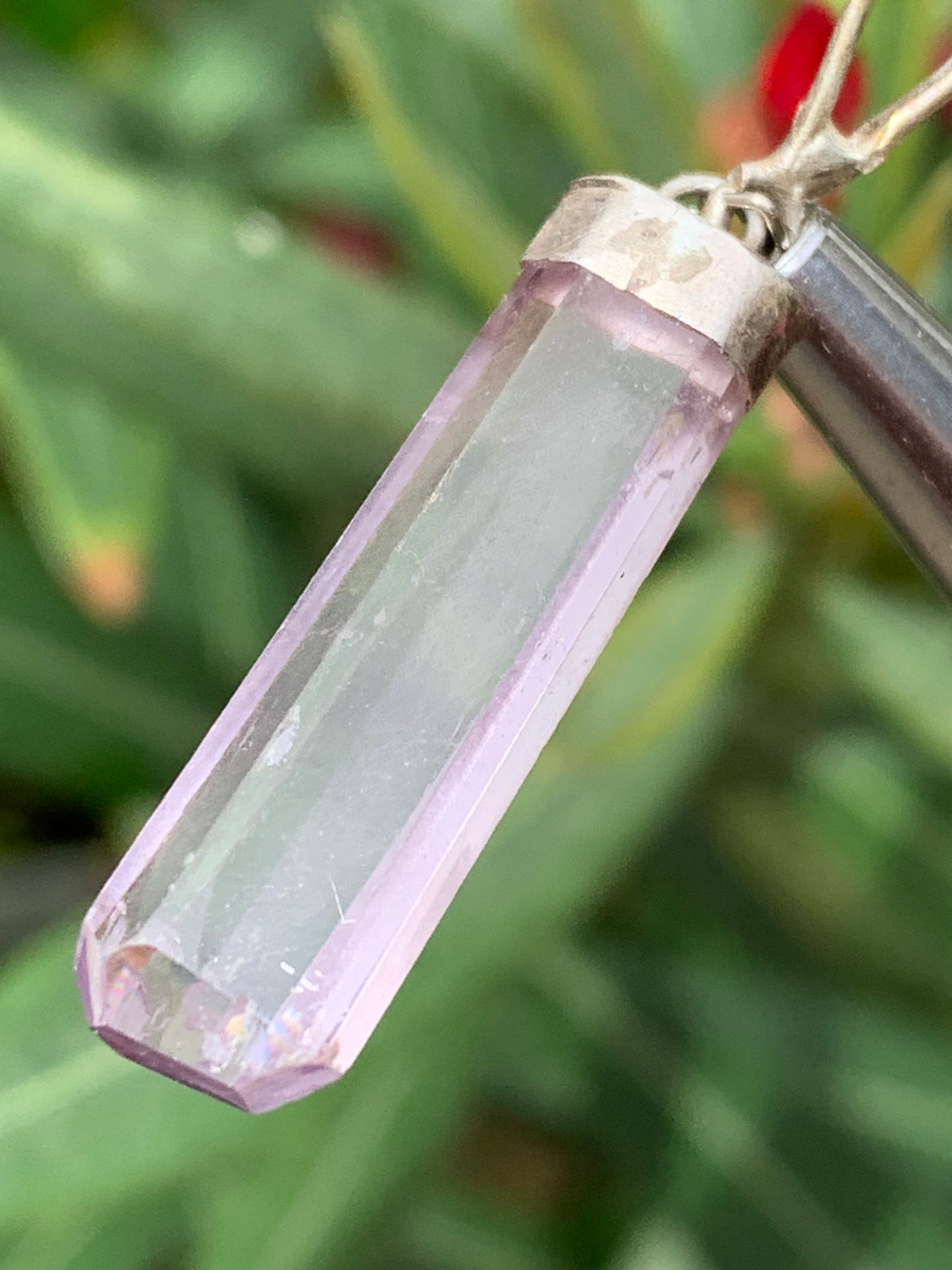 Kunzite naturelle, pendentif sertis sur Argent ! Pièce unique de 43 millimètres x9 x6. Vendu avec cordon réglable de couleur noire !