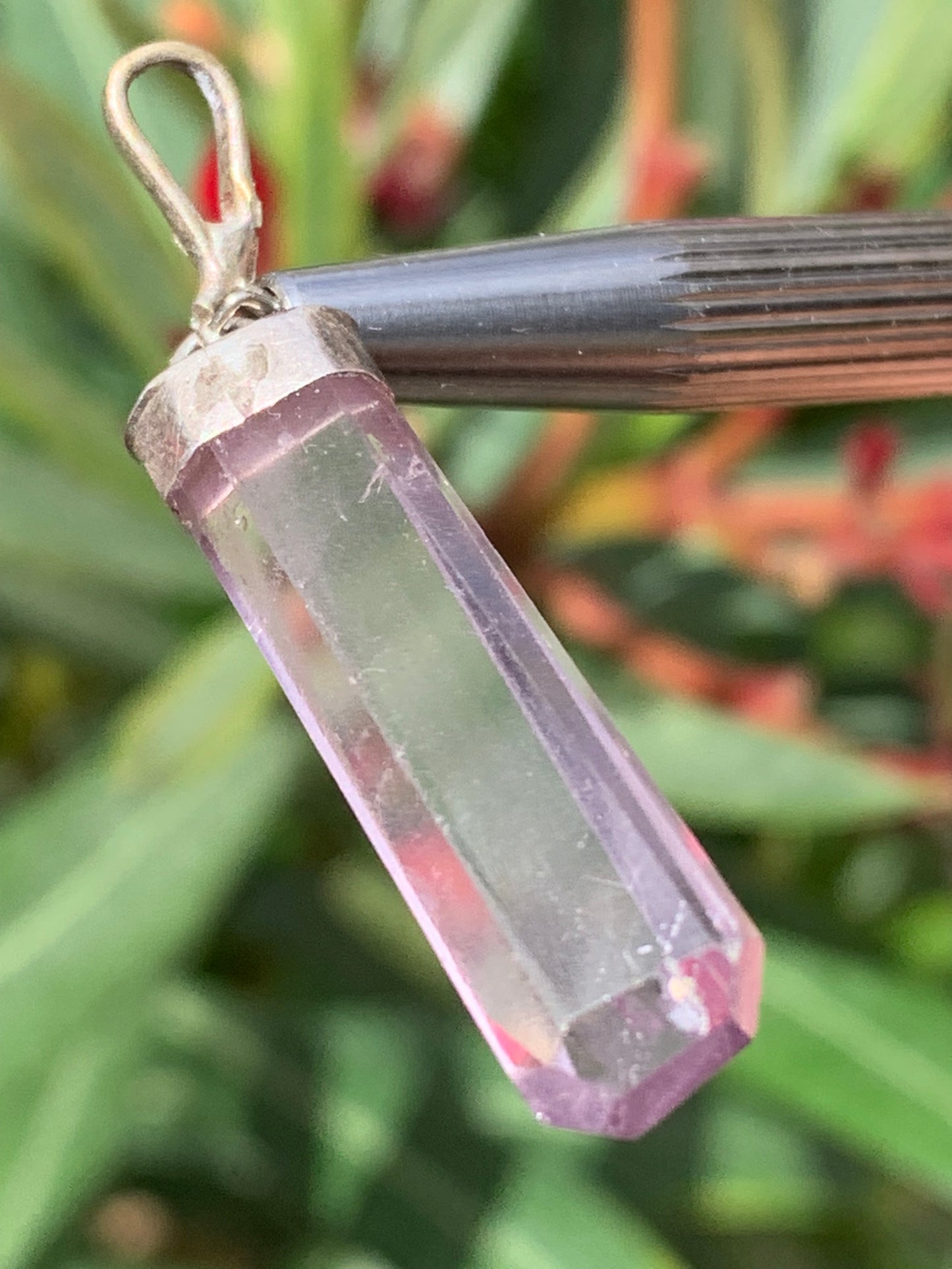 Kunzite naturelle, pendentif sertis sur Argent ! Pièce unique de 43 millimètres x9 x6. Vendu avec cordon réglable de couleur noire !