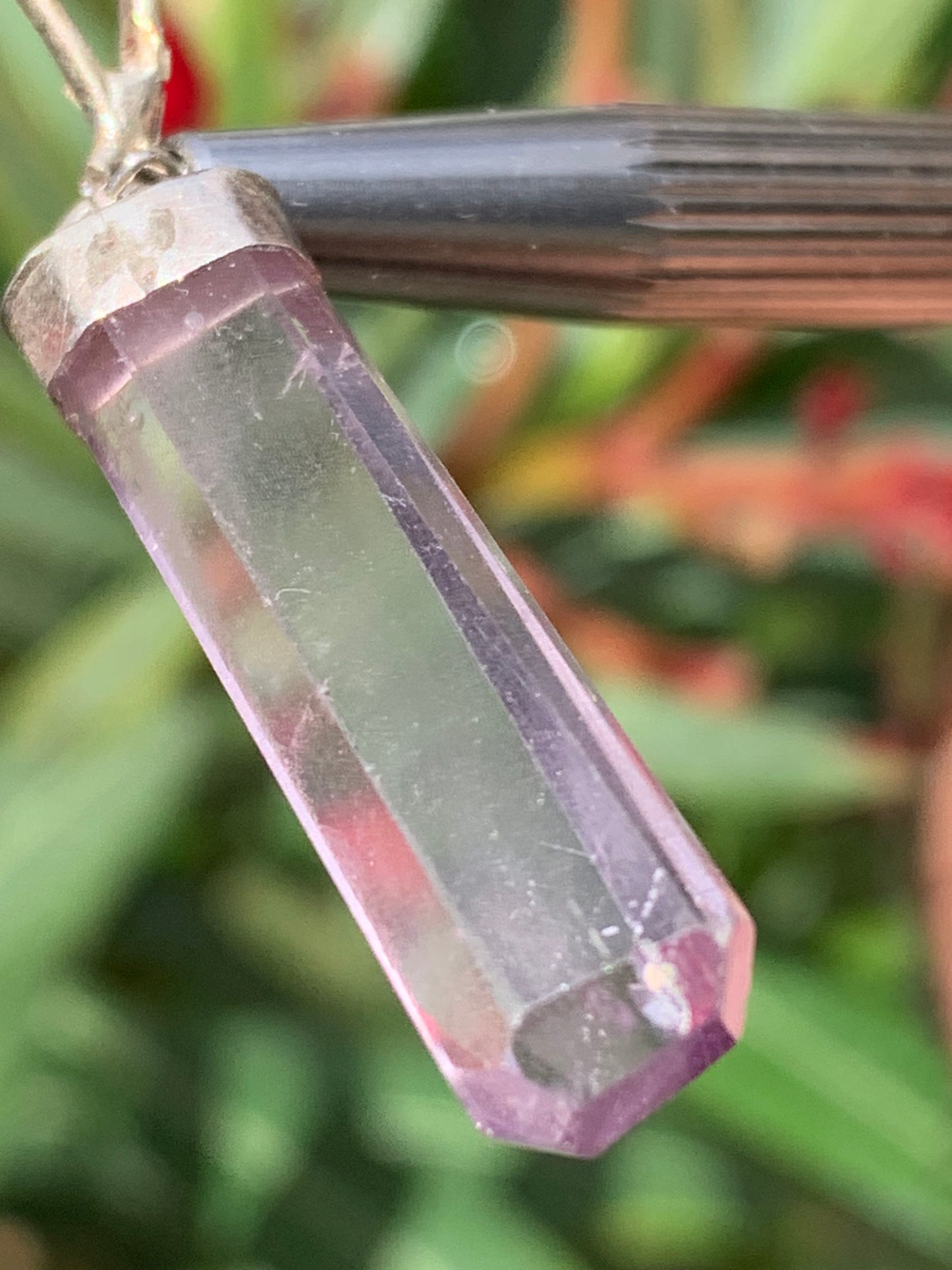 Kunzite naturelle, pendentif sertis sur Argent ! Pièce unique de 43 millimètres x9 x6. Vendu avec cordon réglable de couleur noire !
