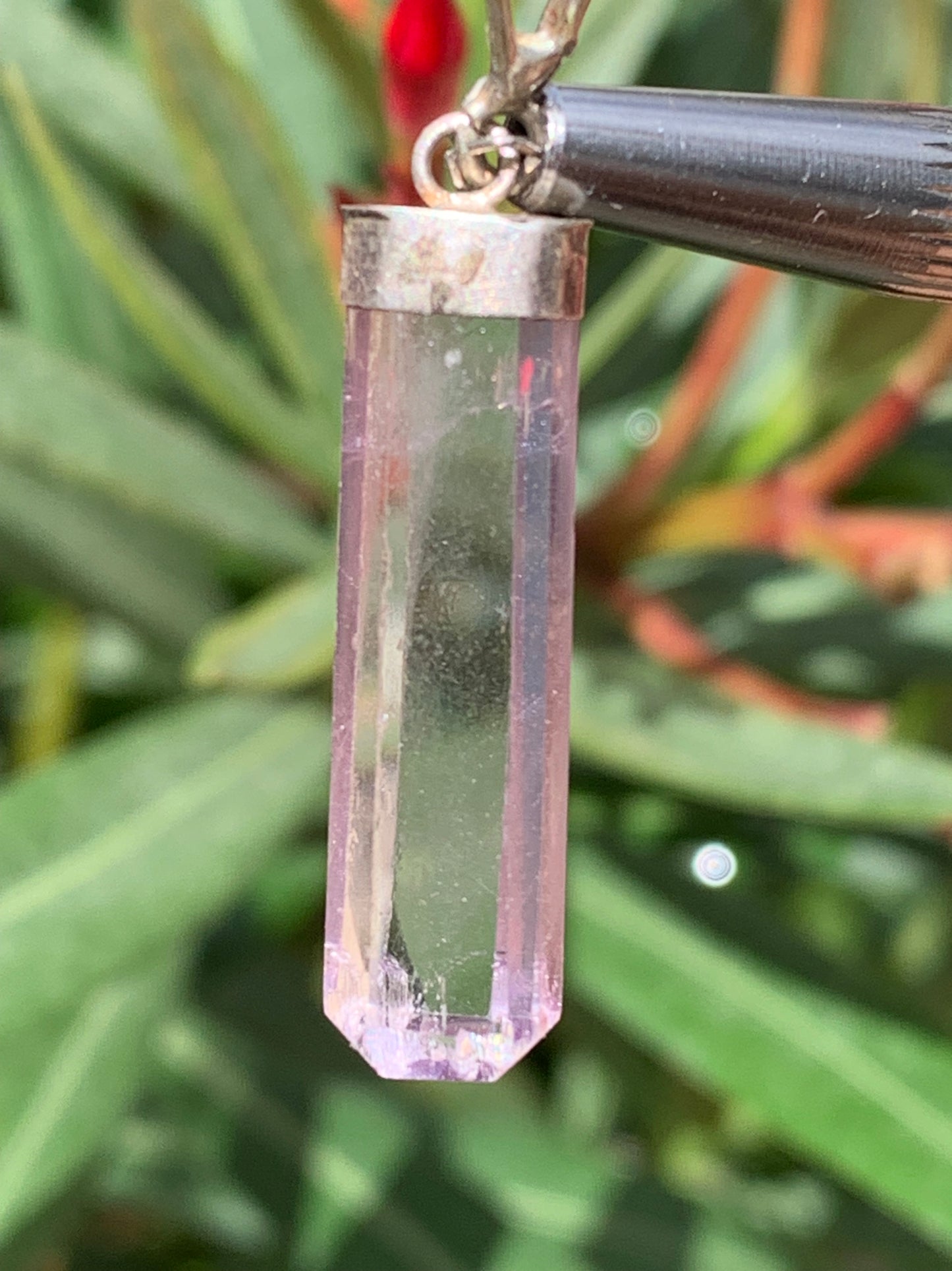 Kunzite naturelle, pendentif sertis sur Argent ! Pièce unique de 43 millimètres x9 x6. Vendu avec cordon réglable de couleur noire !