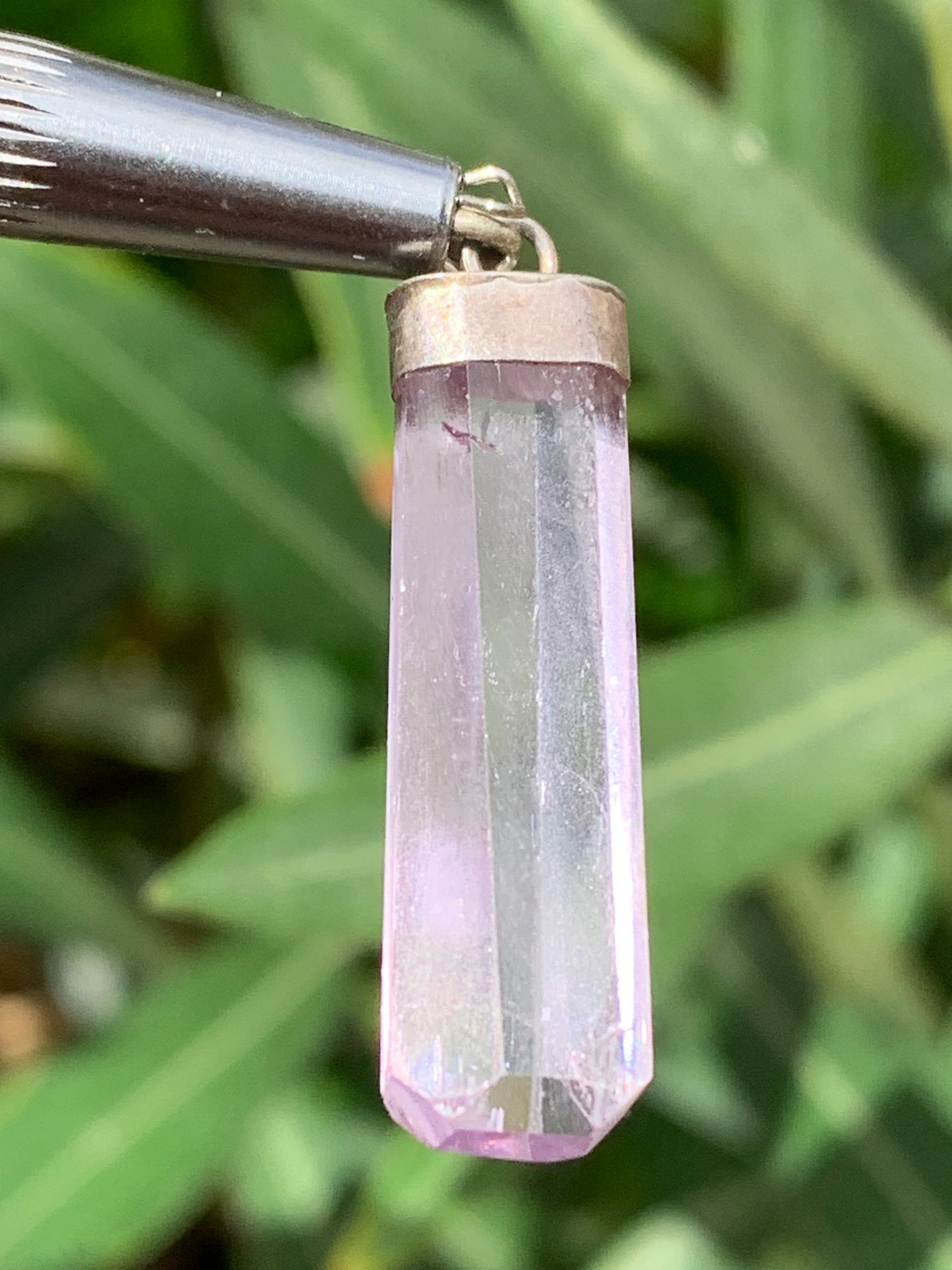 Kunzite naturelle, pendentif sertis sur Argent ! Pièce unique de 43 millimètres x9 x6. Vendu avec cordon réglable de couleur noire !