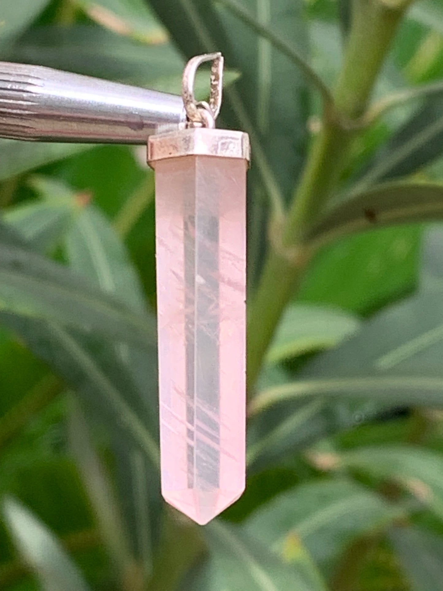 Cristal de roche/ Quartz rose ! Pendentif pointe/ laser en Argent, de 42mm de hauteur x 8 de diamètre. Vendu avec cordon réglable de couleur noire !