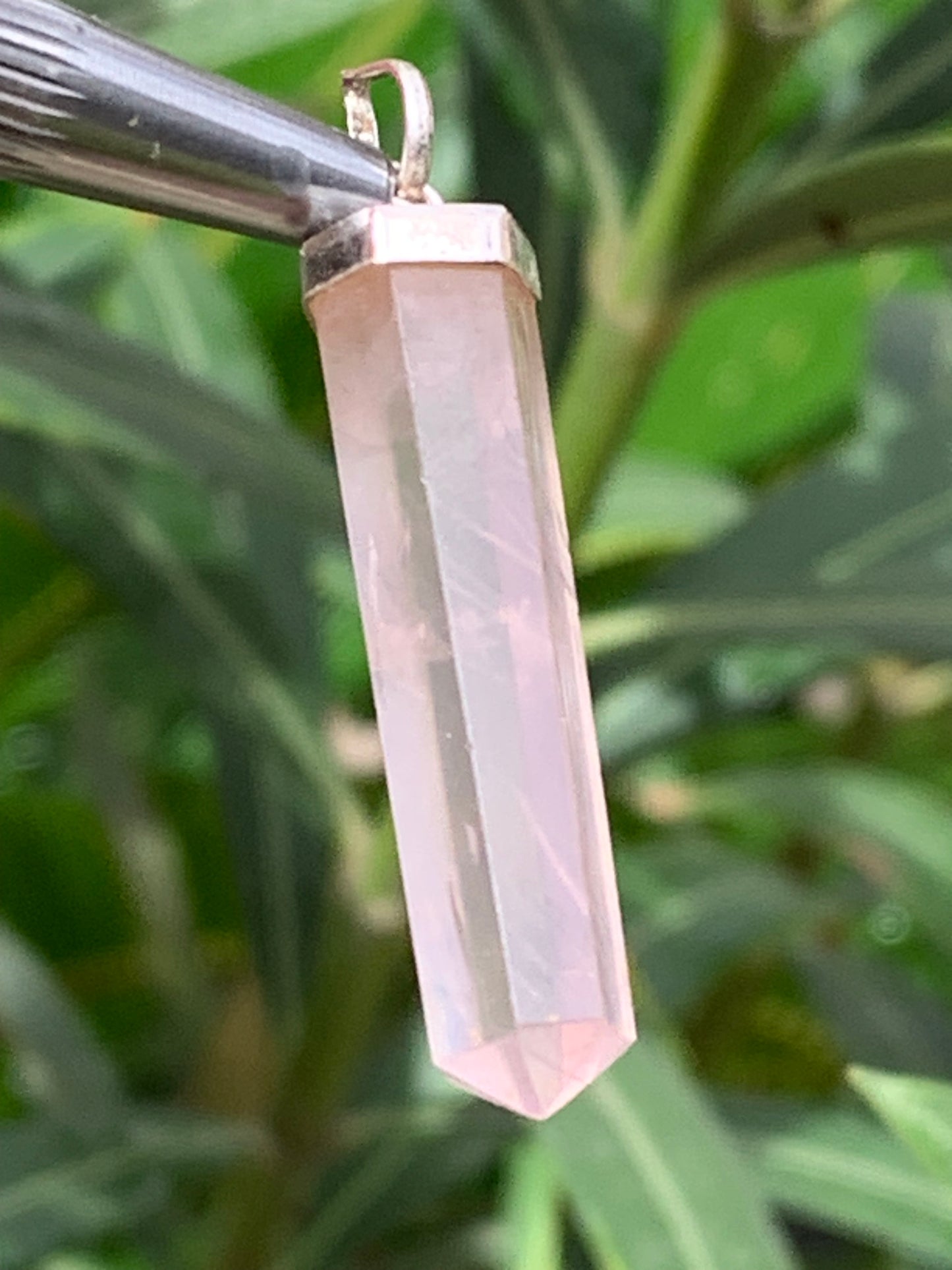 Cristal de roche/ Quartz rose ! Pendentif pointe/ laser en Argent, de 42mm de hauteur x 8 de diamètre. Vendu avec cordon réglable de couleur noire !