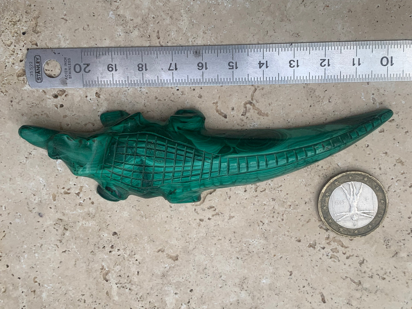 Malachite, superbe crocodile de 83,7 grammes - 122mm x 32 x 17. Parfait pour une collection, exposition, décoration ! !
