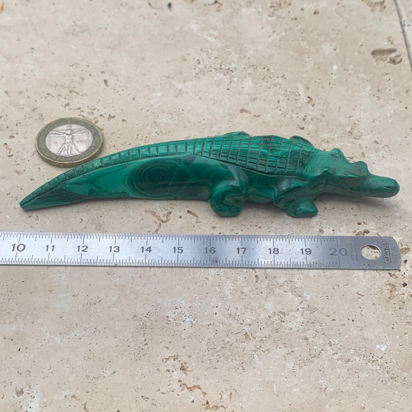 Malachite, superbe crocodile de 83,7 grammes - 122mm x 32 x 17. Parfait pour une collection, exposition, décoration ! !
