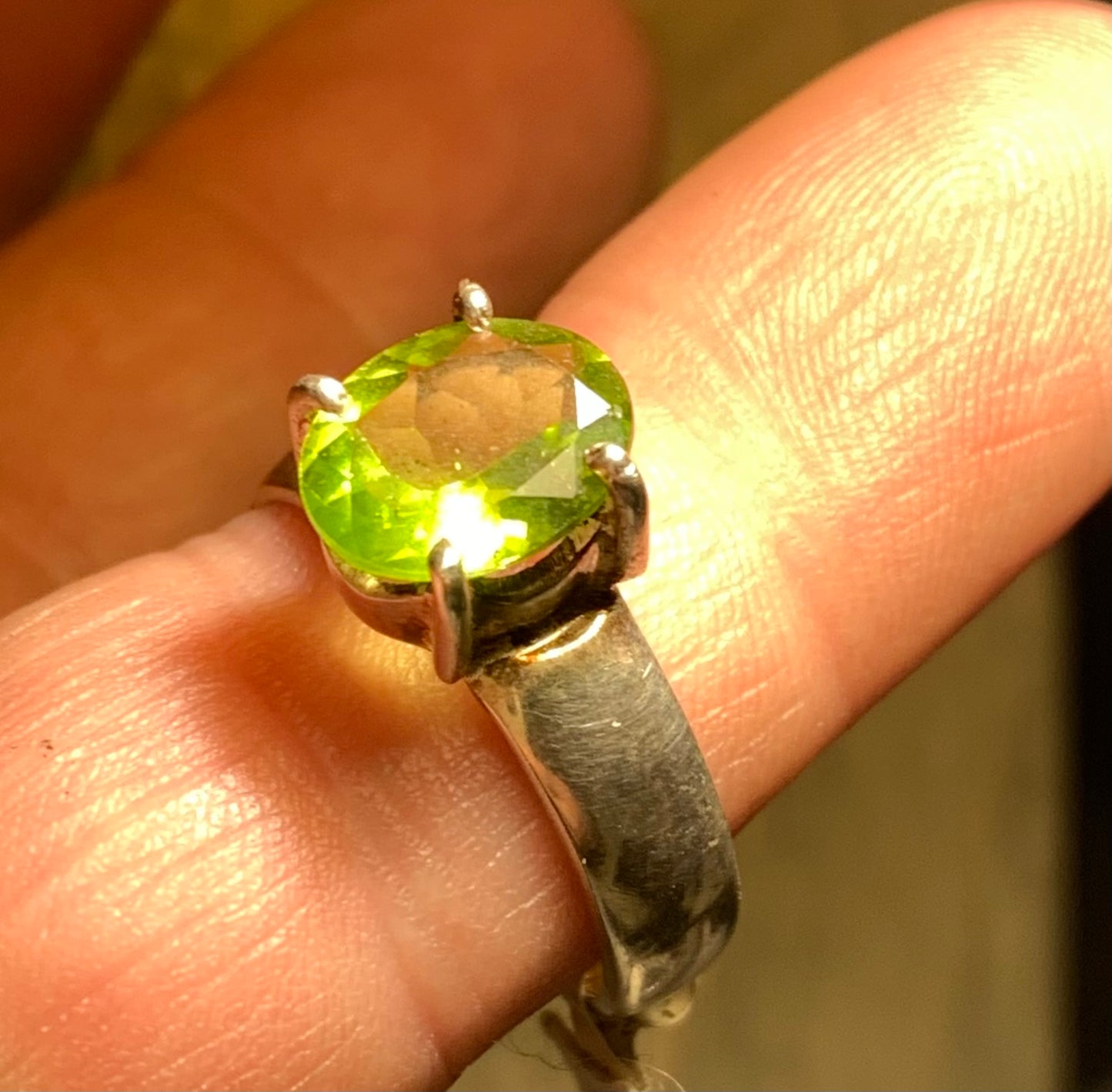 Élégante bague en 'Péridot' (pierre à facettes), sur monture en métal Argent 0.925 ! Superbe pierre, très belle réalisation. Taille 56 Fr.