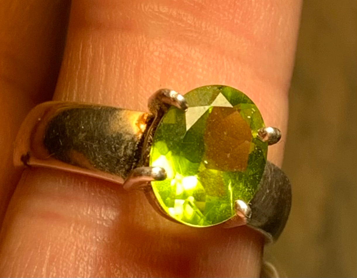 Élégante bague en 'Péridot' (pierre à facettes), sur monture en métal Argent 0.925 ! Superbe pierre, très belle réalisation. Taille 56 Fr.