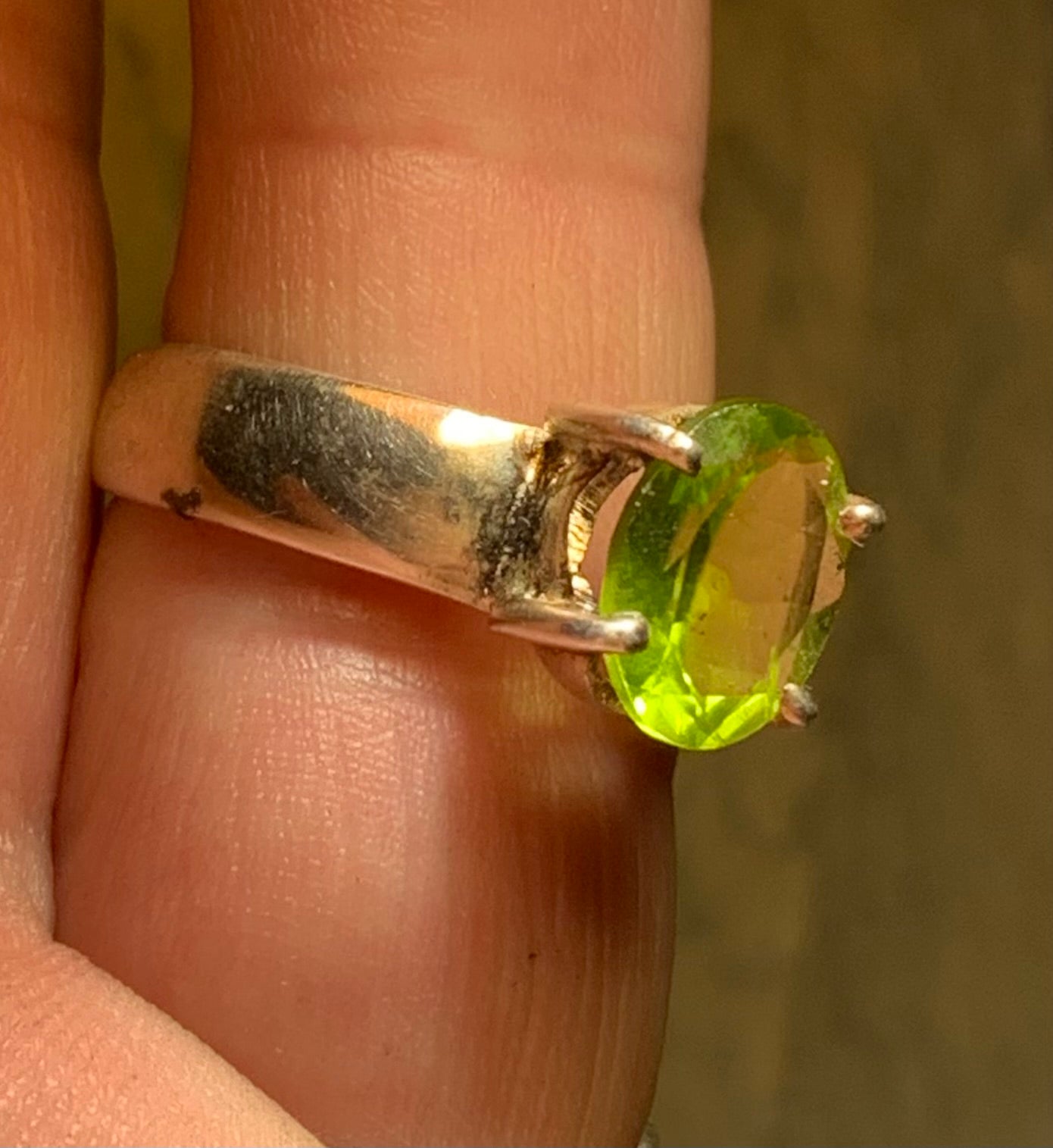Élégante bague en 'Péridot' (pierre à facettes), sur monture en métal Argent 0.925 ! Superbe pierre, très belle réalisation. Taille 56 Fr.
