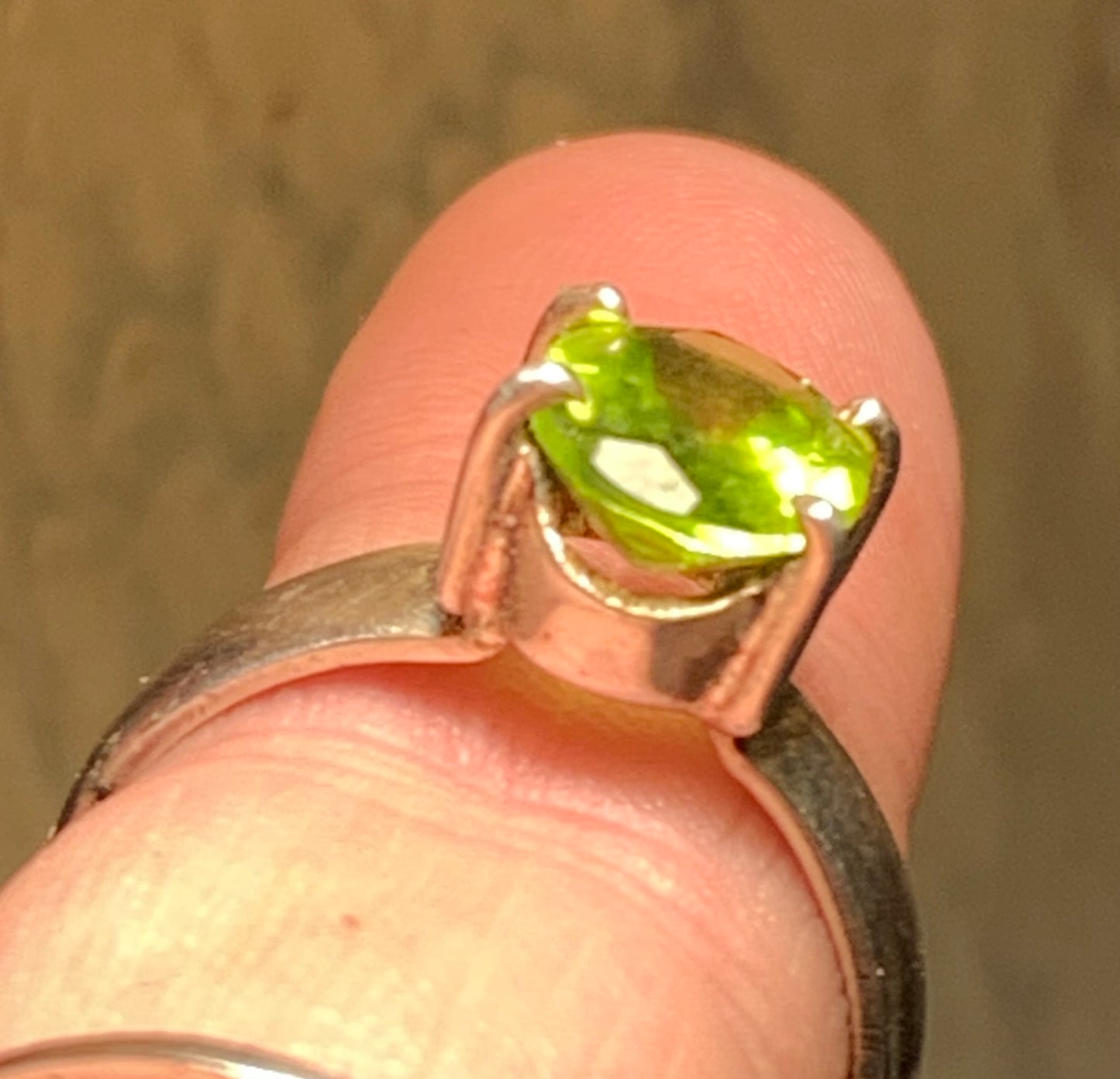 Élégante bague en 'Péridot' (pierre à facettes), sur monture en métal Argent 0.925 ! Superbe pierre, très belle réalisation. Taille 56 Fr.
