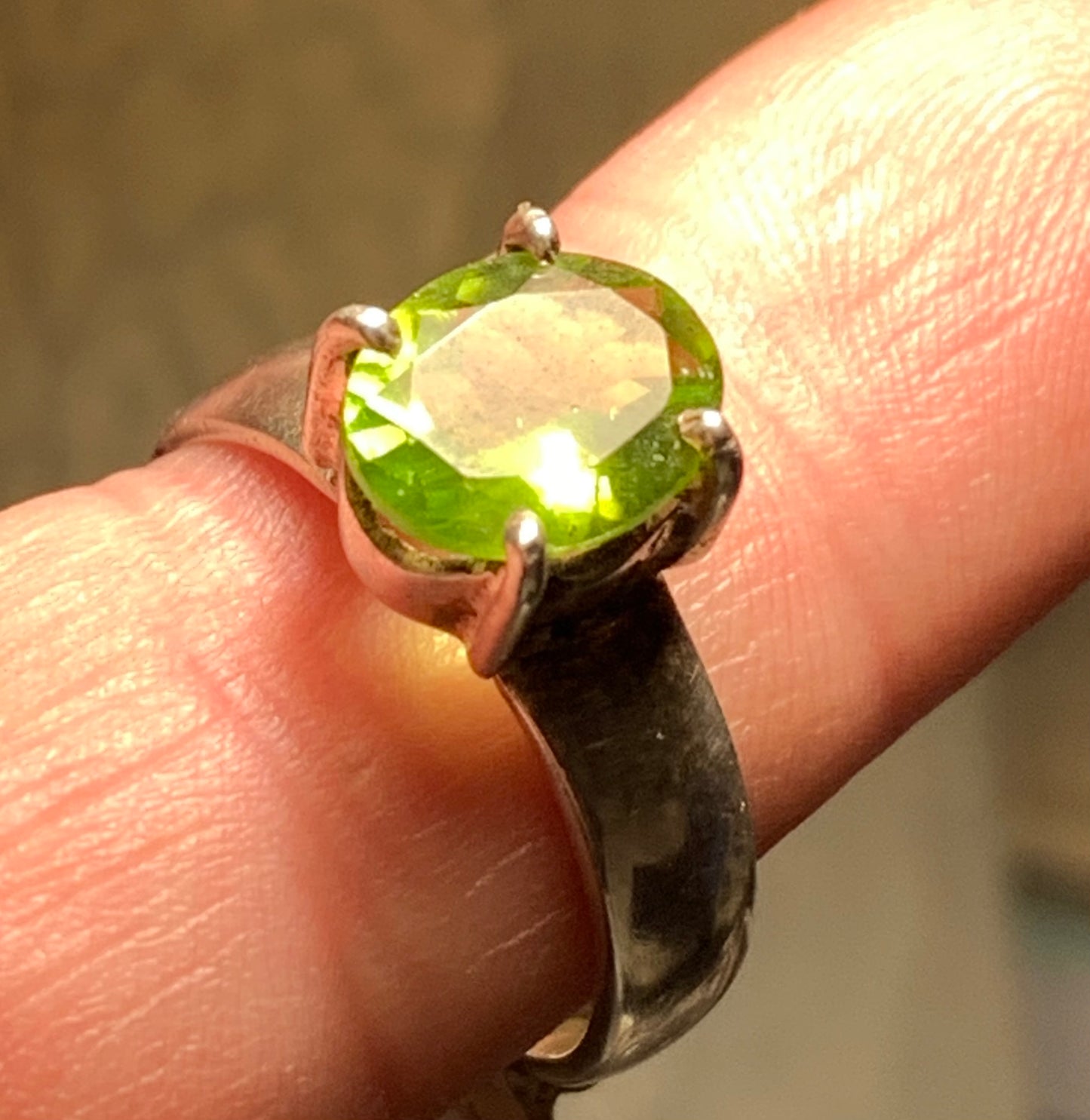 Élégante bague en 'Péridot' (pierre à facettes), sur monture en métal Argent 0.925 ! Superbe pierre, très belle réalisation. Taille 56 Fr.