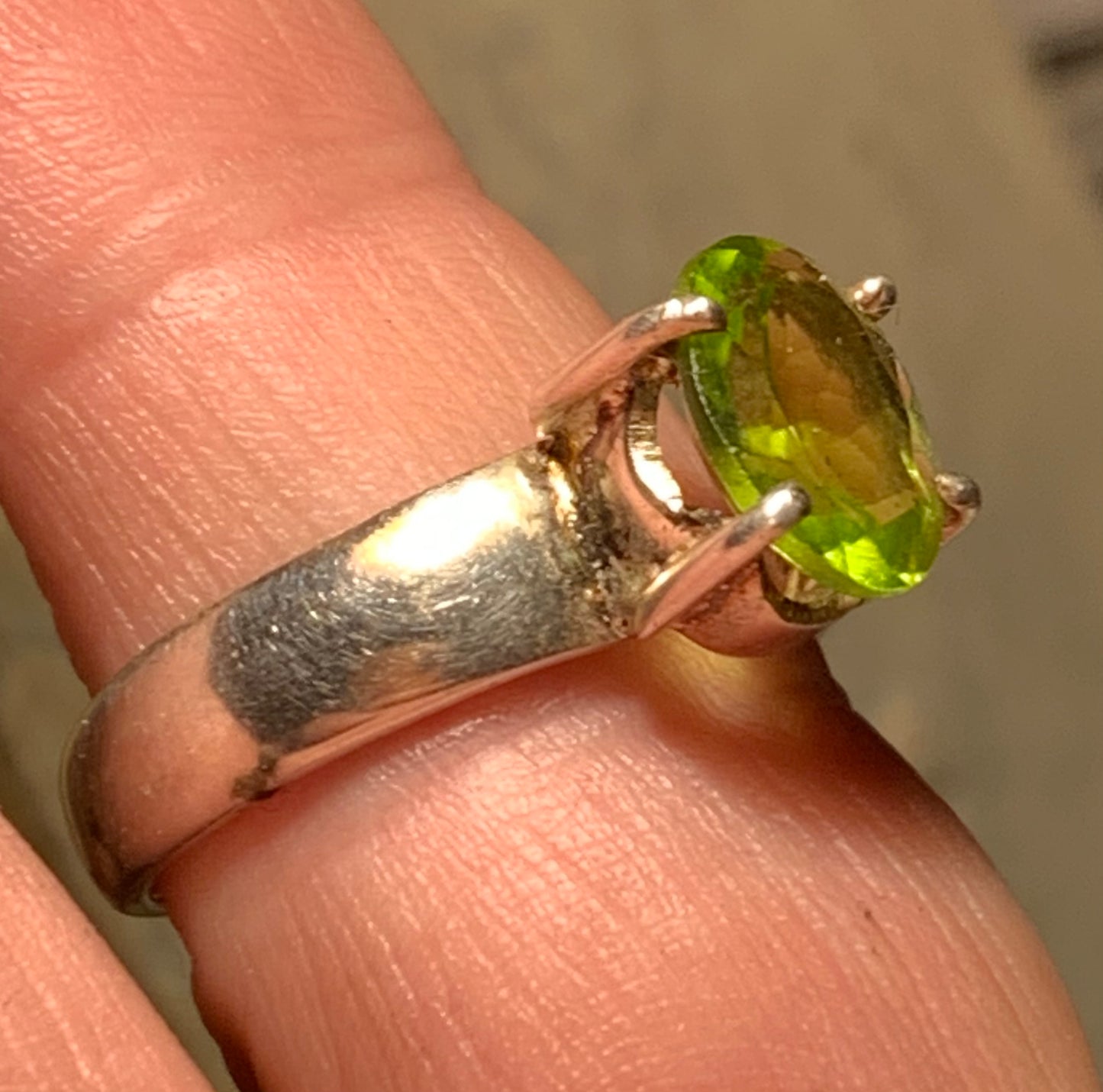 Élégante bague en 'Péridot' (pierre à facettes), sur monture en métal Argent 0.925 ! Superbe pierre, très belle réalisation. Taille 56 Fr.