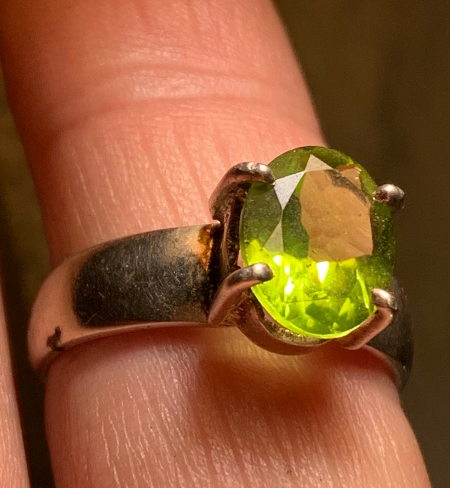 Élégante bague en 'Péridot' (pierre à facettes), sur monture en métal Argent 0.925 ! Superbe pierre, très belle réalisation. Taille 56 Fr.