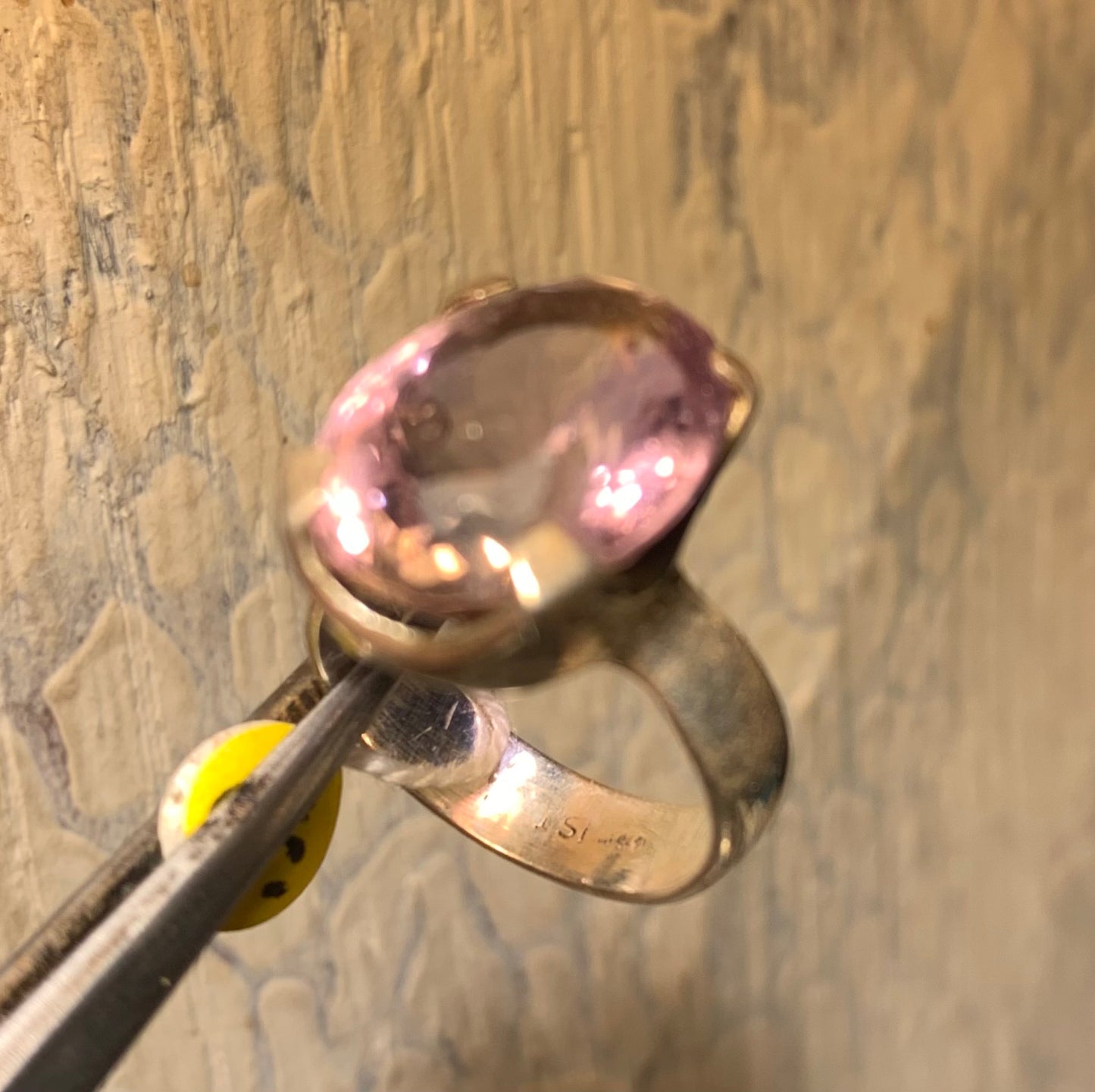 Superbe bague en Améthyste (pierre à facettes), sur monture en métal Argent 0.925 ! Superbe pierre, très belle réalisation. Réglable de 52 à 57 fr !
