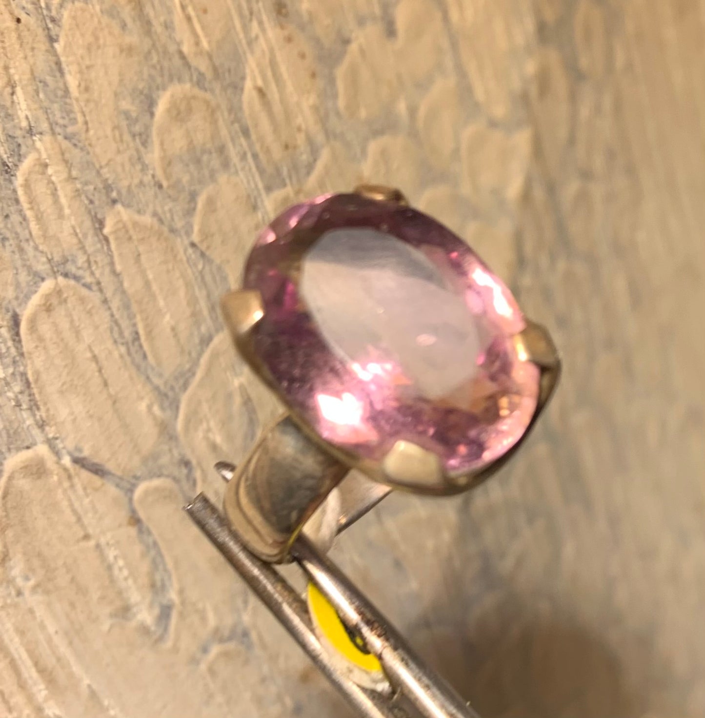 Superbe bague en Améthyste (pierre à facettes), sur monture en métal Argent 0.925 ! Superbe pierre, très belle réalisation. Réglable de 52 à 57 fr !