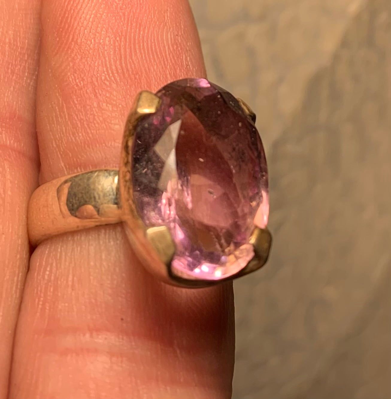 Superbe bague en Améthyste (pierre à facettes), sur monture en métal Argent 0.925 ! Superbe pierre, très belle réalisation. Réglable de 52 à 57 fr !