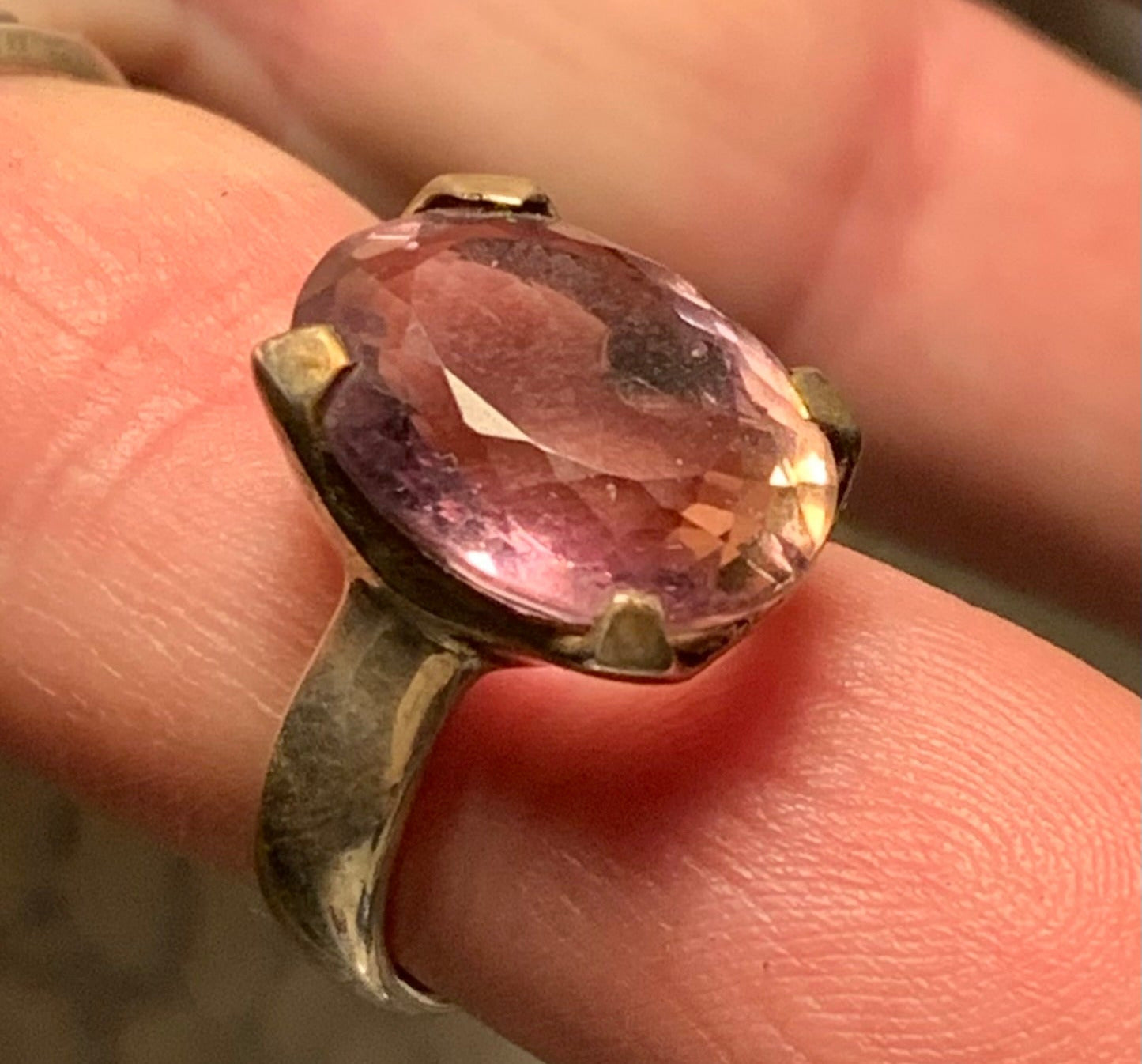 Superbe bague en Améthyste (pierre à facettes), sur monture en métal Argent 0.925 ! Superbe pierre, très belle réalisation. Réglable de 52 à 57 fr !