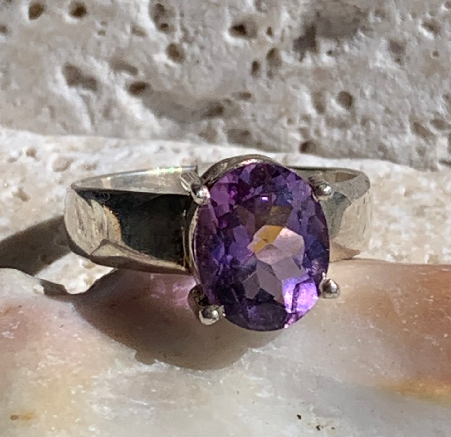 Superbe bague en Améthyste (pierre à facettes), sur monture en métal Argent 0.925 ! Superbe pierre, très belle réalisation. Taille de 56 fr !