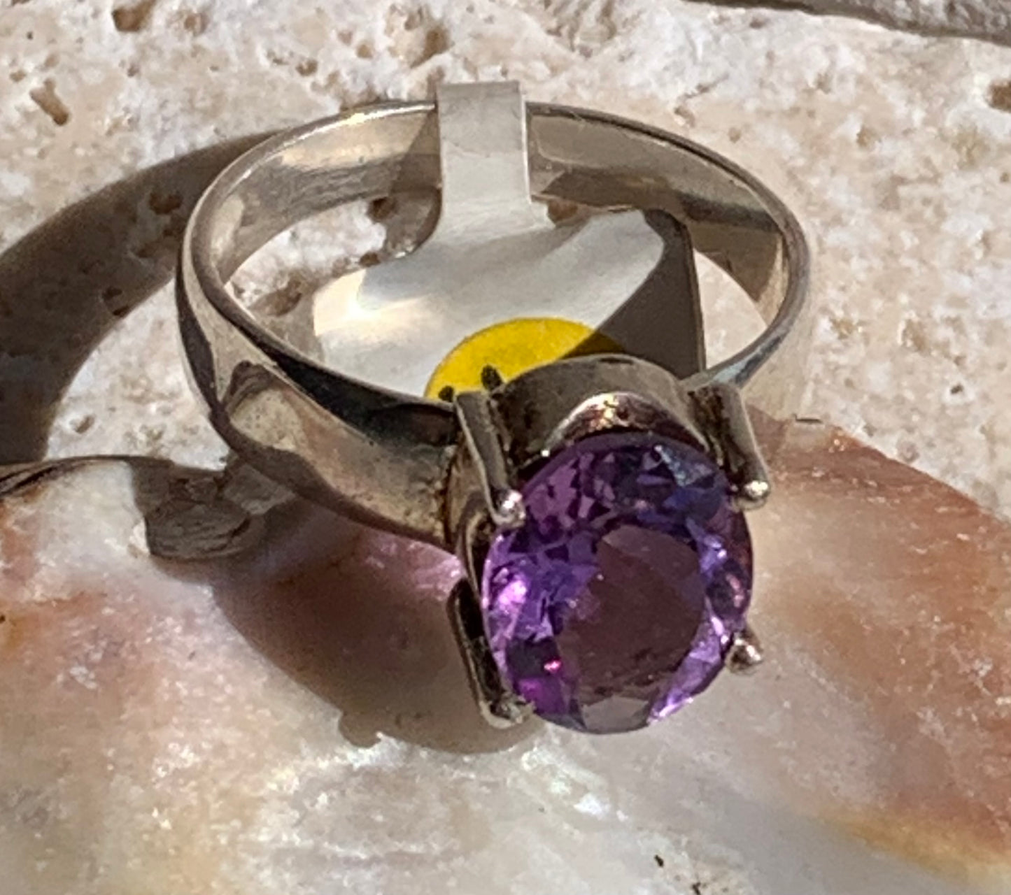 Superbe bague en Améthyste (pierre à facettes), sur monture en métal Argent 0.925 ! Superbe pierre, très belle réalisation. Taille de 56 fr !