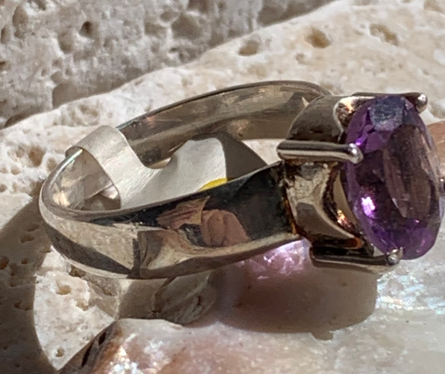 Superbe bague en Améthyste (pierre à facettes), sur monture en métal Argent 0.925 ! Superbe pierre, très belle réalisation. Taille de 56 fr !