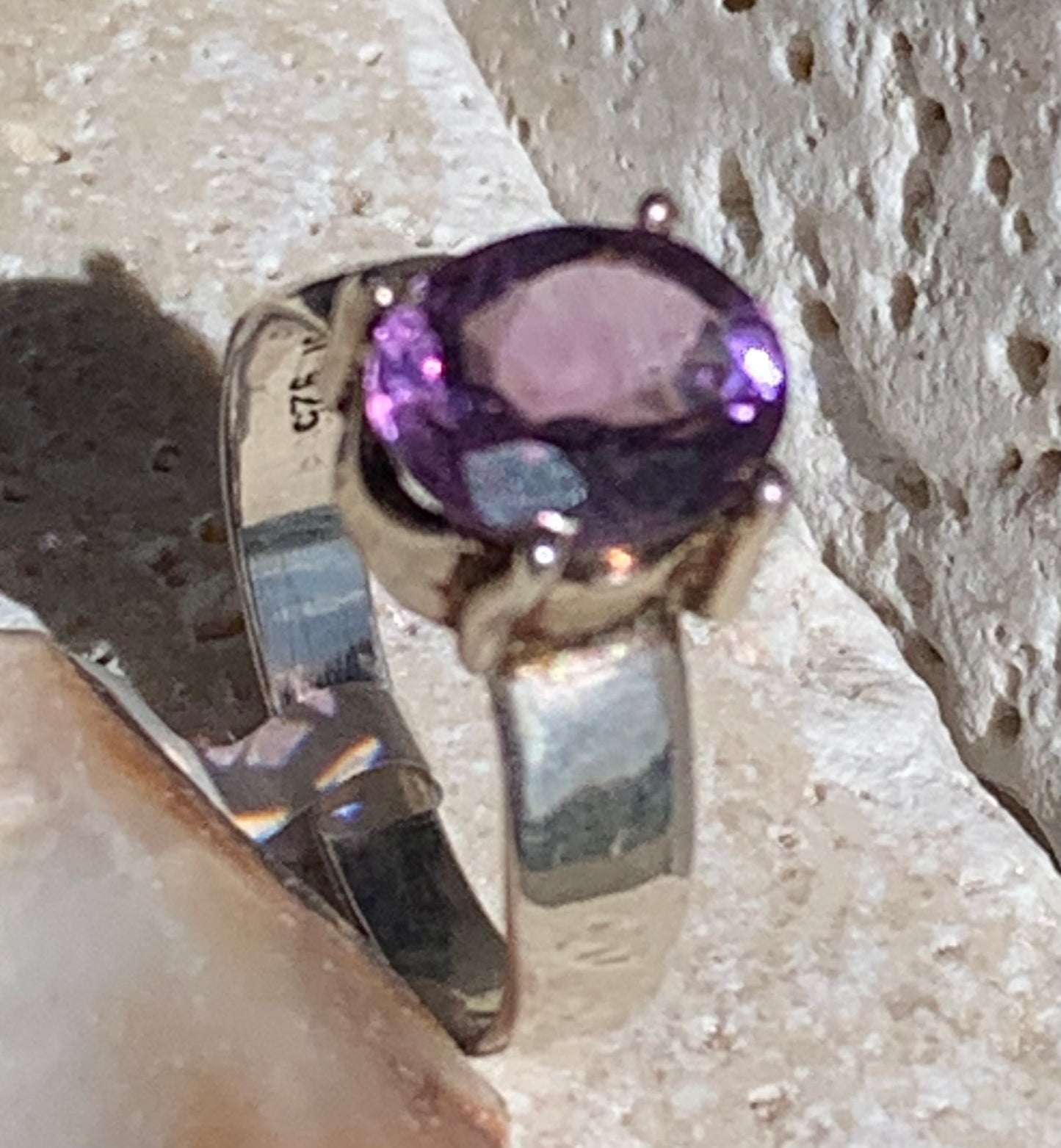Superbe bague en Améthyste (pierre à facettes), sur monture en métal Argent 0.925 ! Superbe pierre, très belle réalisation. Taille de 56 fr !