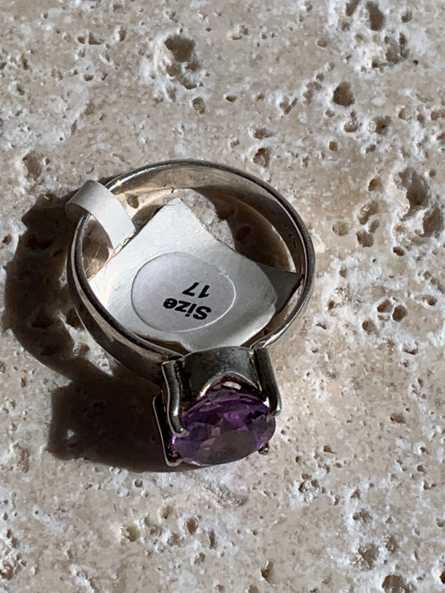 Superbe bague en Améthyste (pierre à facettes), sur monture en métal Argent 0.925 ! Superbe pierre, très belle réalisation. Taille de 56 fr !