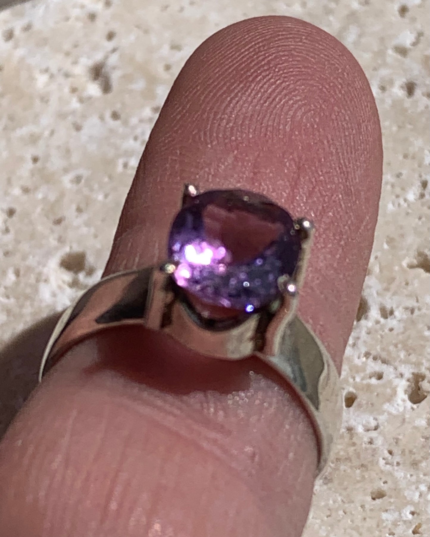Superbe bague en Améthyste (pierre à facettes), sur monture en métal Argent 0.925 ! Superbe pierre, très belle réalisation. Taille de 56 fr !