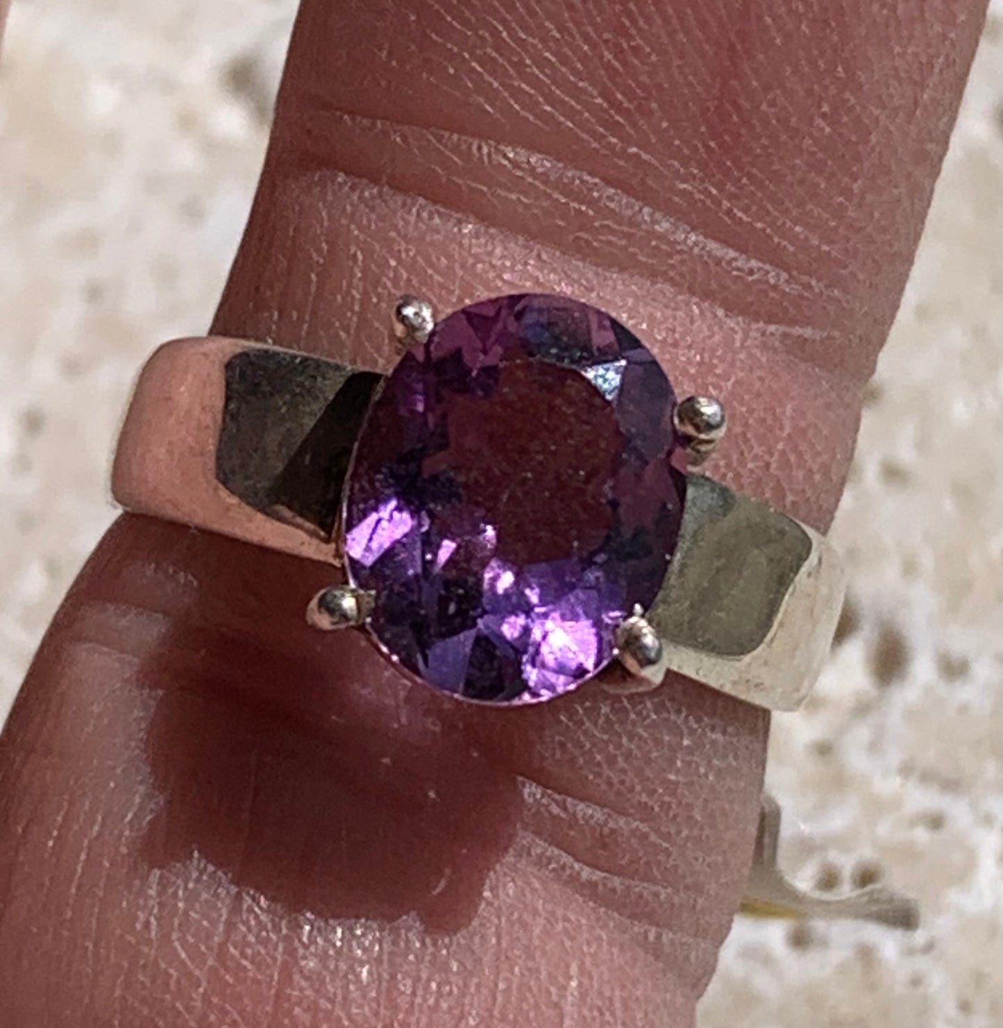 Superbe bague en Améthyste (pierre à facettes), sur monture en métal Argent 0.925 ! Superbe pierre, très belle réalisation. Taille de 56 fr !