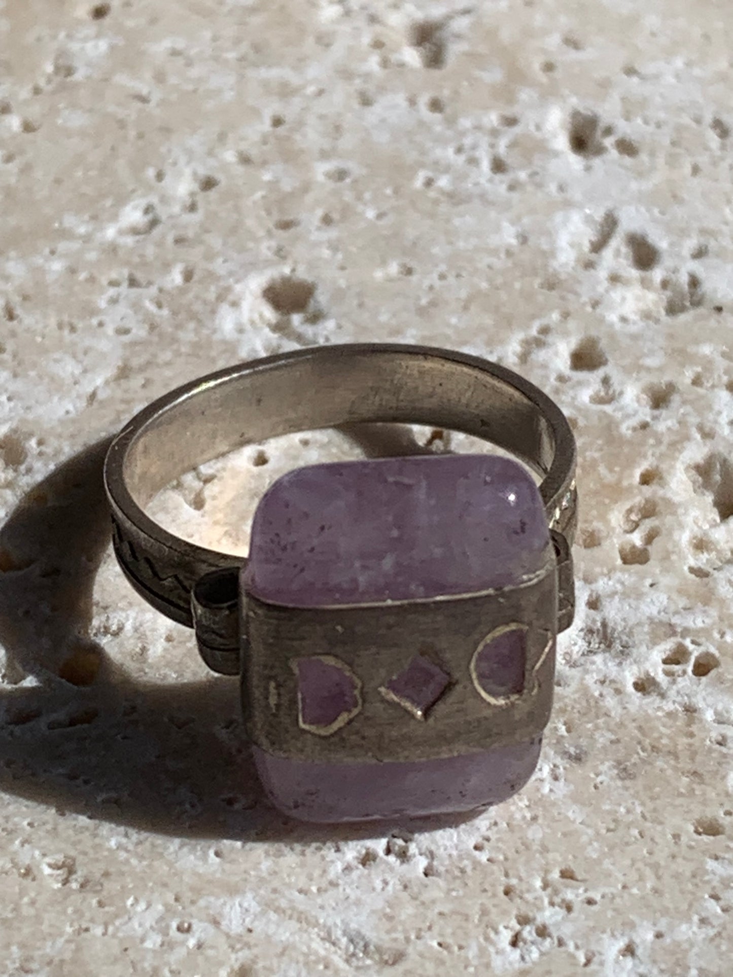 Bague en Améthyste, en Argent 0.925, fabriquée au Niger dans la tradition 'Touareg'. Taille 57 Fr.