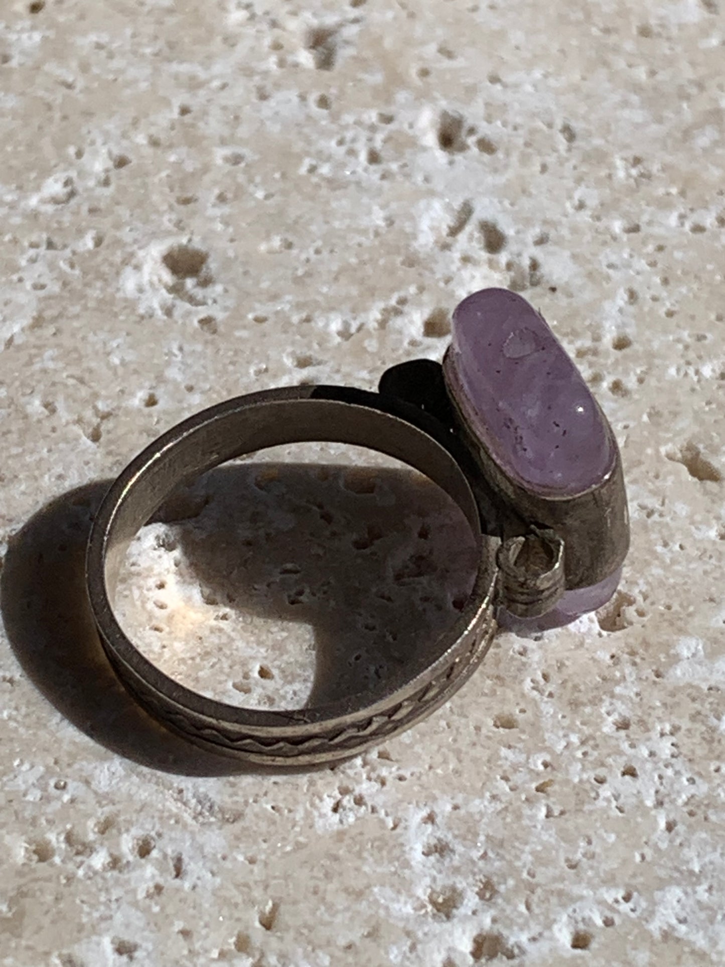 Bague en Améthyste, en Argent 0.925, fabriquée au Niger dans la tradition 'Touareg'. Taille 57 Fr.