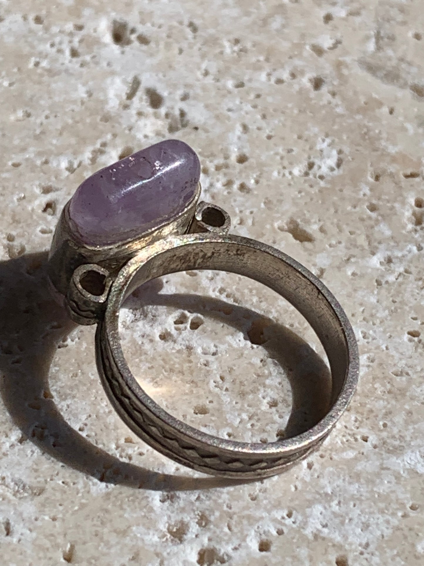 Bague en Améthyste, en Argent 0.925, fabriquée au Niger dans la tradition 'Touareg'. Taille 57 Fr.