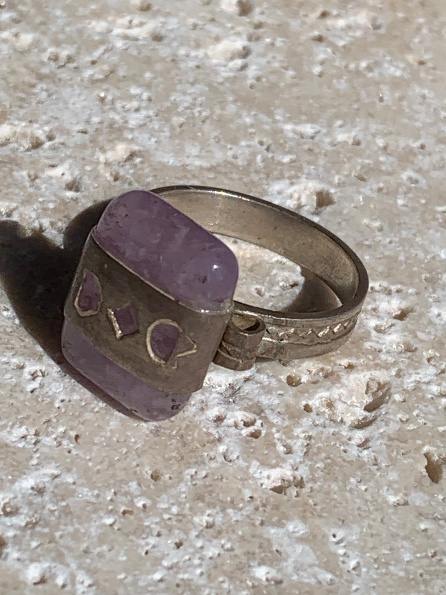Bague en Améthyste, en Argent 0.925, fabriquée au Niger dans la tradition 'Touareg'. Taille 57 Fr.