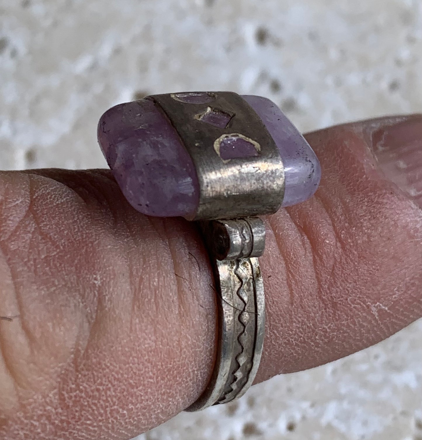 Bague en Améthyste, en Argent 0.925, fabriquée au Niger dans la tradition 'Touareg'. Taille 57 Fr.