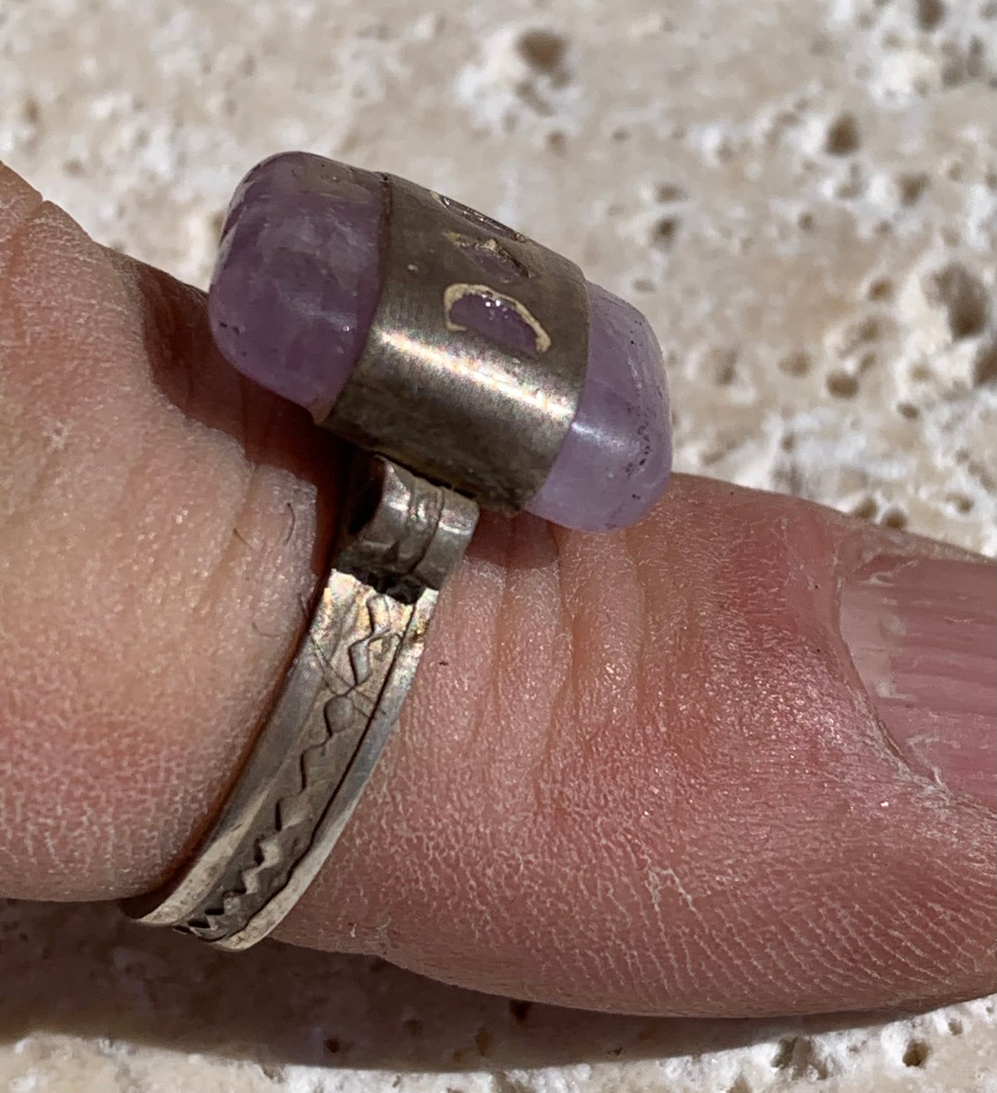 Bague en Améthyste, en Argent 0.925, fabriquée au Niger dans la tradition 'Touareg'. Taille 57 Fr.