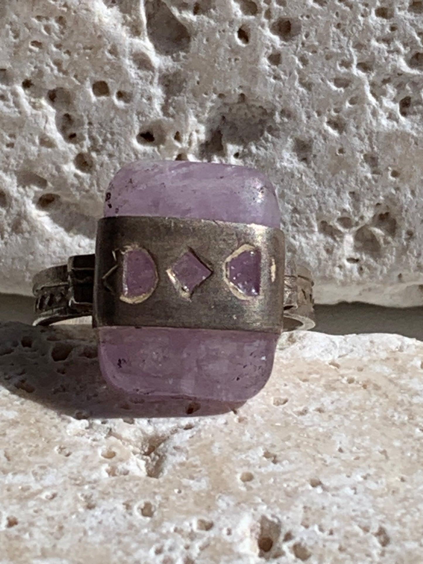 Bague en Améthyste, en Argent 0.925, fabriquée au Niger dans la tradition 'Touareg'. Taille 57 Fr.