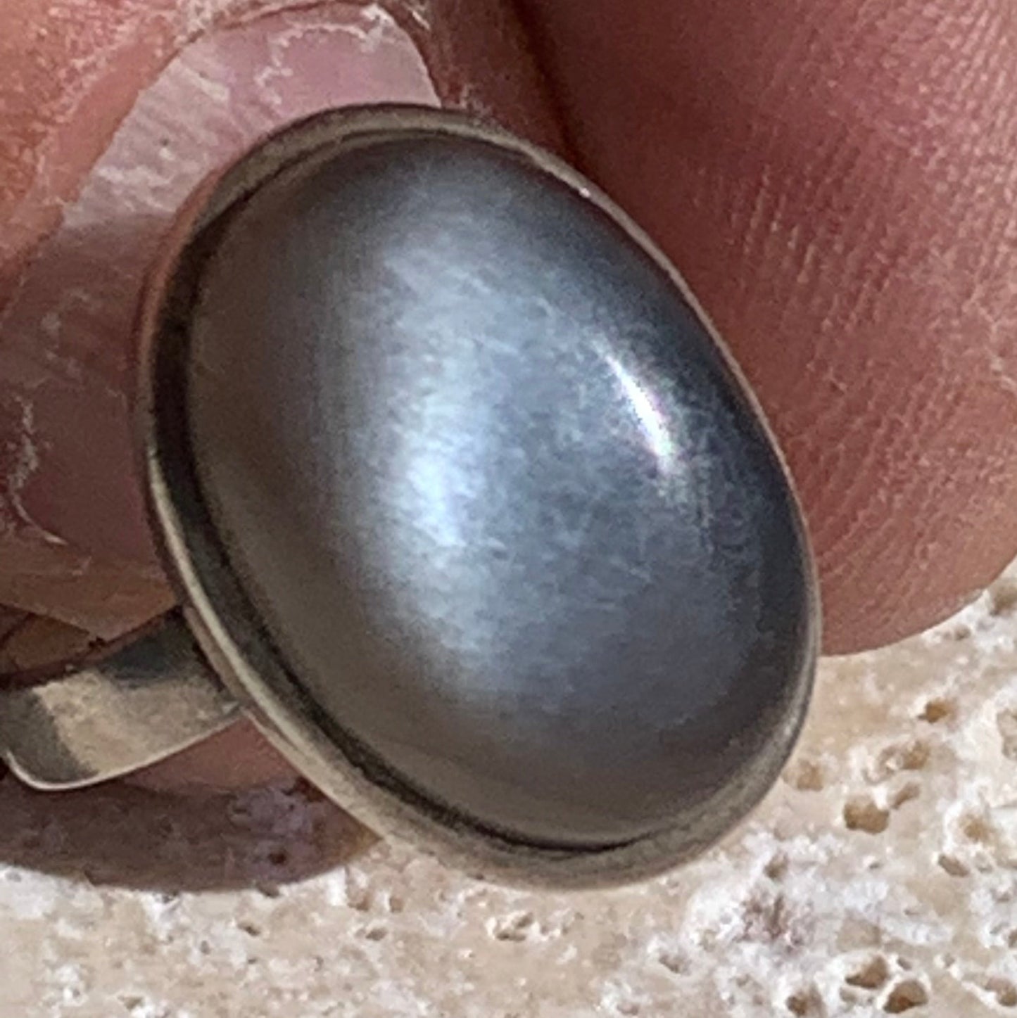Superbe bague en Pierre de lune grise d'Inde, montée Argent 0.925. Superbe pierre au reflets brillants ! Taille de 56 fr !