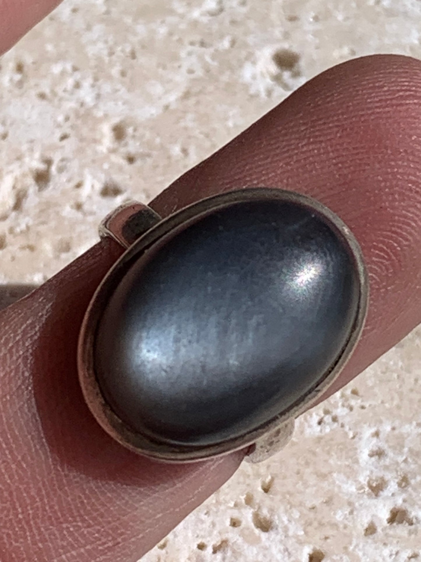 Superbe bague en Pierre de lune grise d'Inde, montée Argent 0.925. Superbe pierre au reflets brillants ! Taille de 56 fr !
