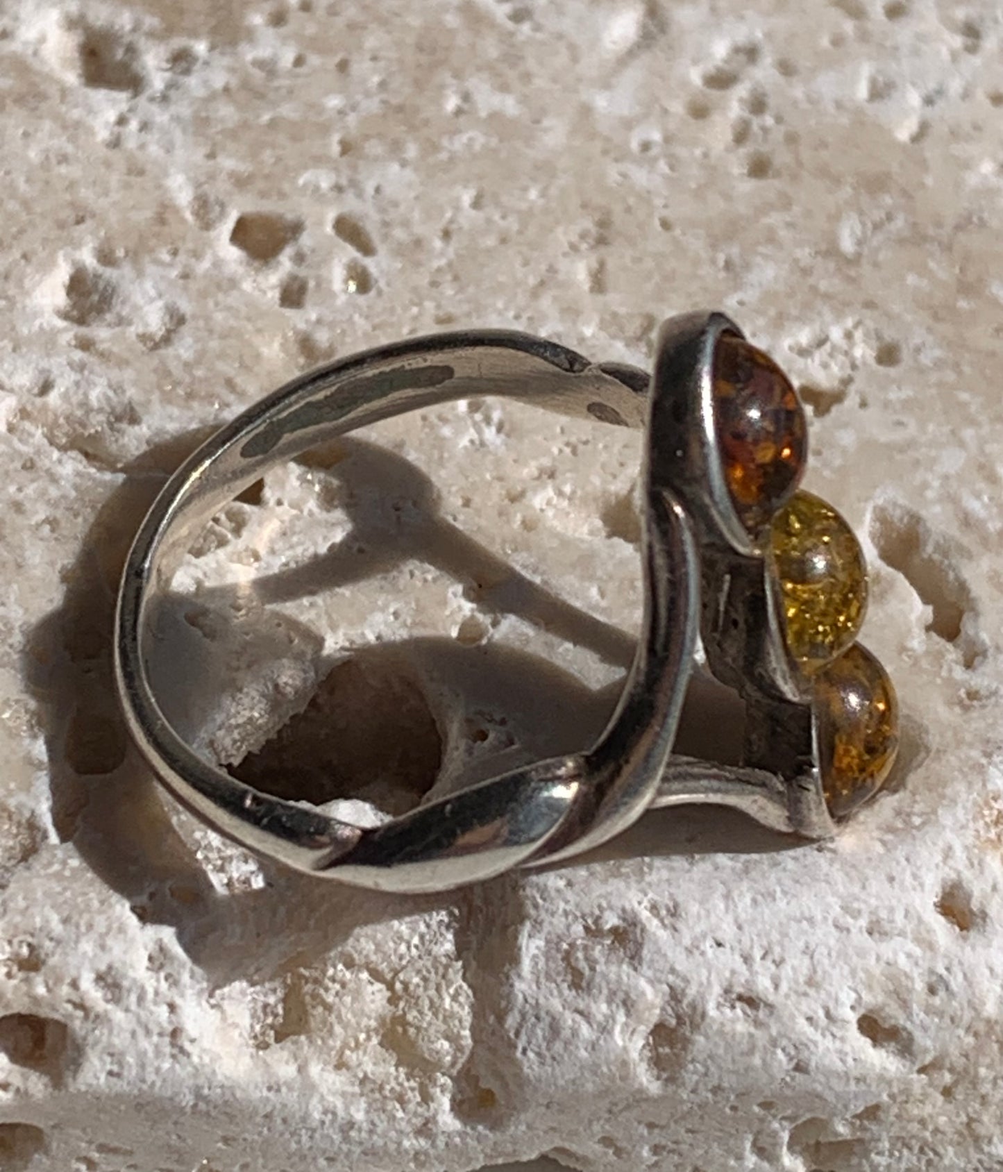 Élégante bague en Ambre, avec anneau torsadé, montée Argent 0.925. Superbes petits cabochons ronds avec 3 couleurs d'ambre. Très belle réalisation avec détails incroyables ! Taille de 57 fr !