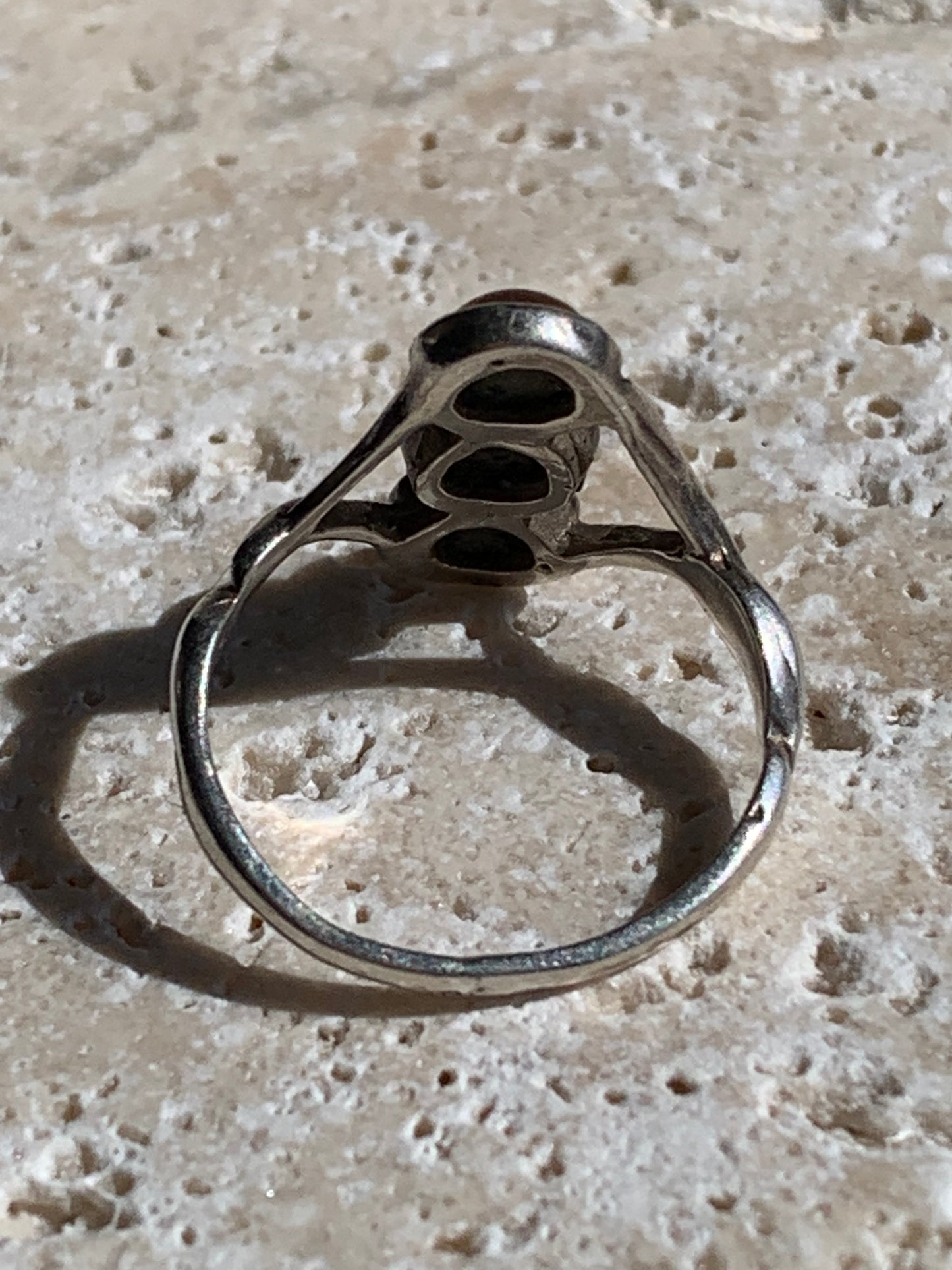 Élégante bague en Ambre, avec anneau torsadé, montée Argent 0.925. Superbes petits cabochons ronds avec 3 couleurs d'ambre. Très belle réalisation avec détails incroyables ! Taille de 57 fr !