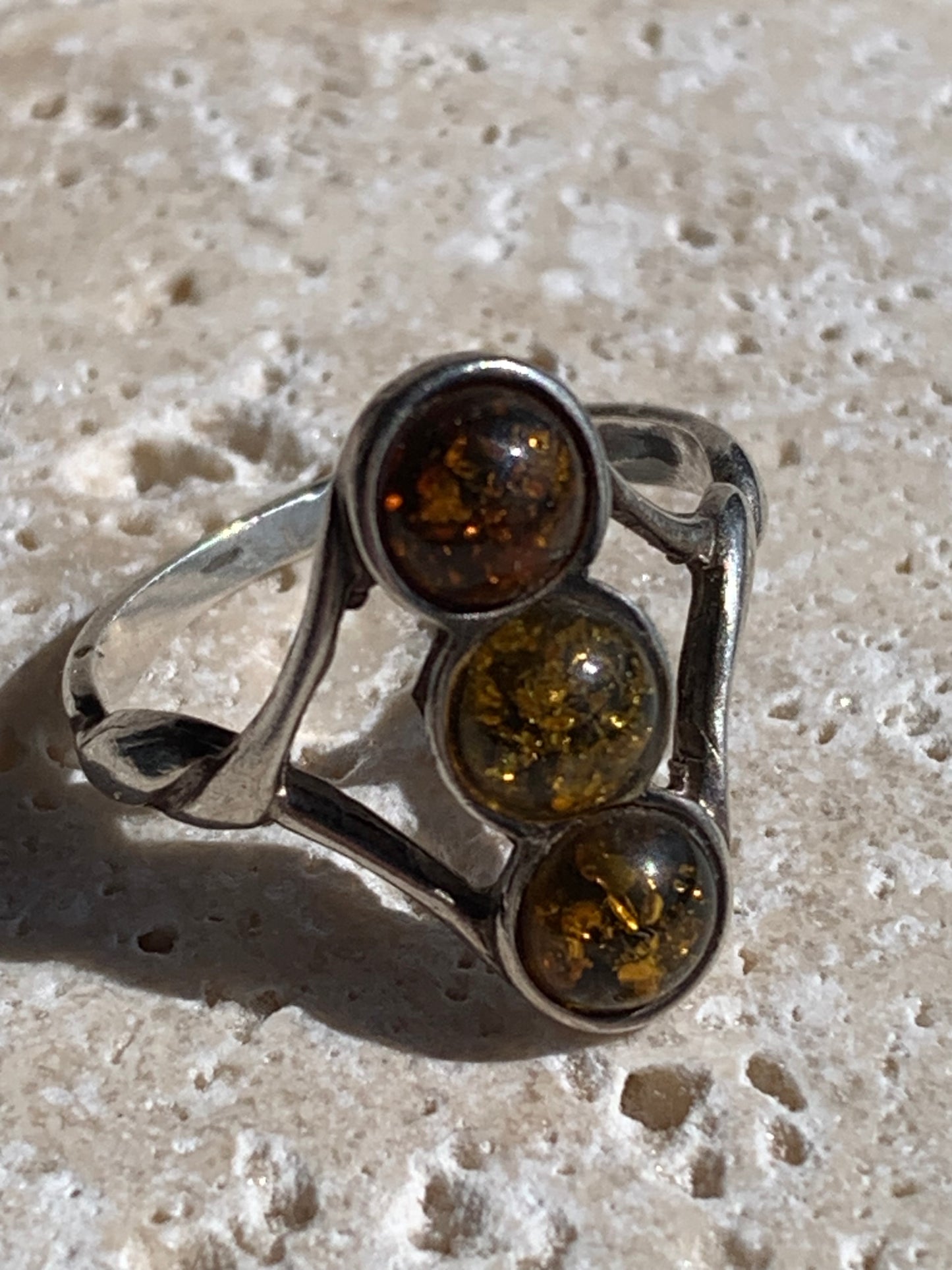 Élégante bague en Ambre, avec anneau torsadé, montée Argent 0.925. Superbes petits cabochons ronds avec 3 couleurs d'ambre. Très belle réalisation avec détails incroyables ! Taille de 57 fr !
