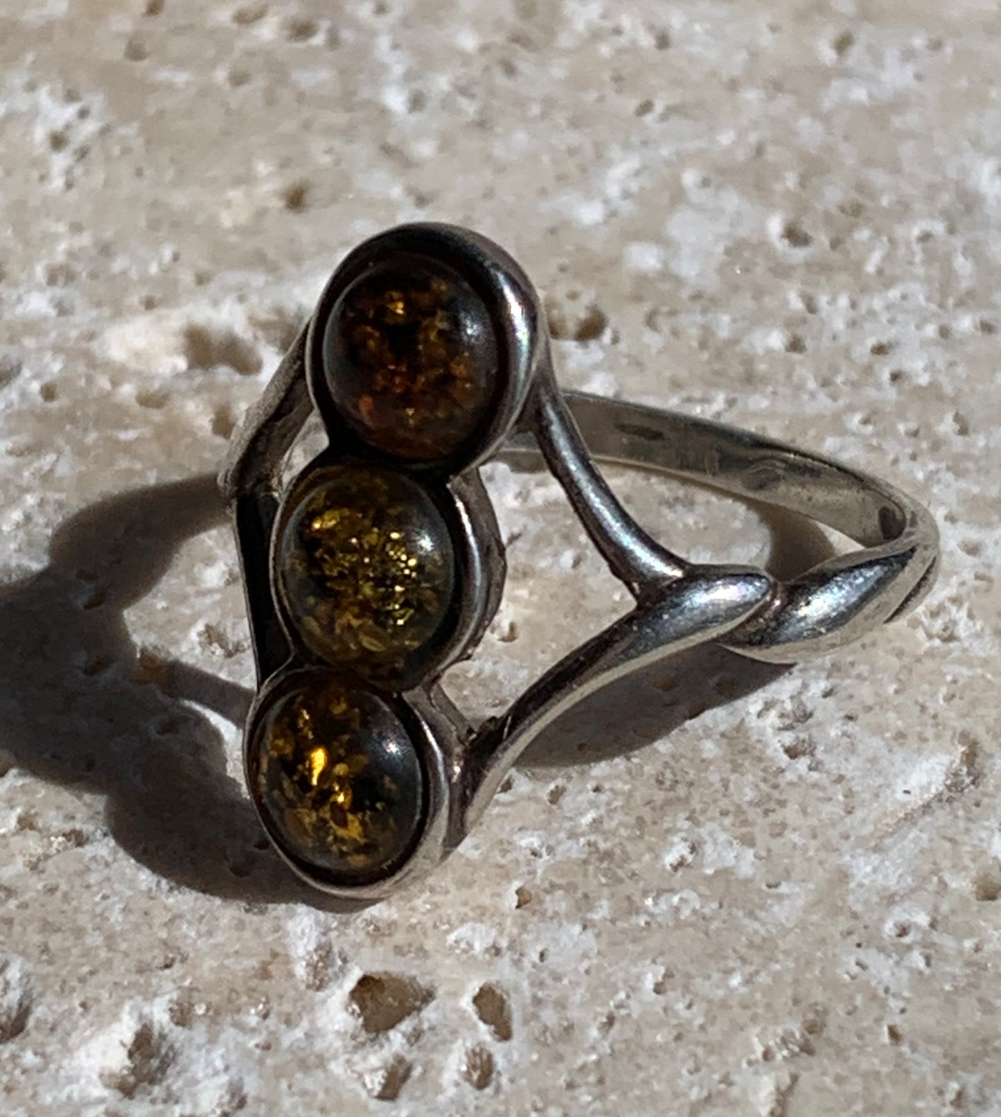 Élégante bague en Ambre, avec anneau torsadé, montée Argent 0.925. Superbes petits cabochons ronds avec 3 couleurs d'ambre. Très belle réalisation avec détails incroyables ! Taille de 57 fr !