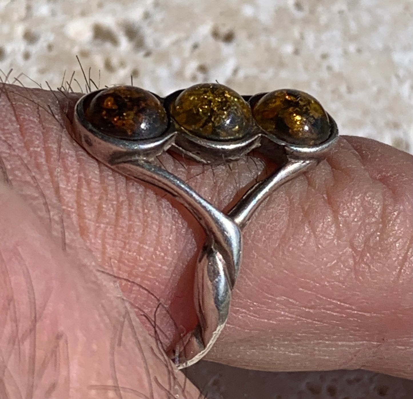 Élégante bague en Ambre, avec anneau torsadé, montée Argent 0.925. Superbes petits cabochons ronds avec 3 couleurs d'ambre. Très belle réalisation avec détails incroyables ! Taille de 57 fr !