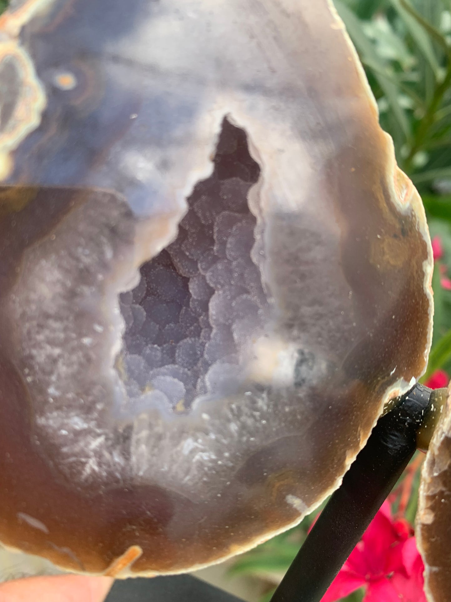 Agate, géode 'papillon' en 2 parties (sur socle dédié) de 150x 95 x 38 millimètres - 731 milligrammes. Superbe qualité, incroyables effets positifs pour vos collections, expositions...
