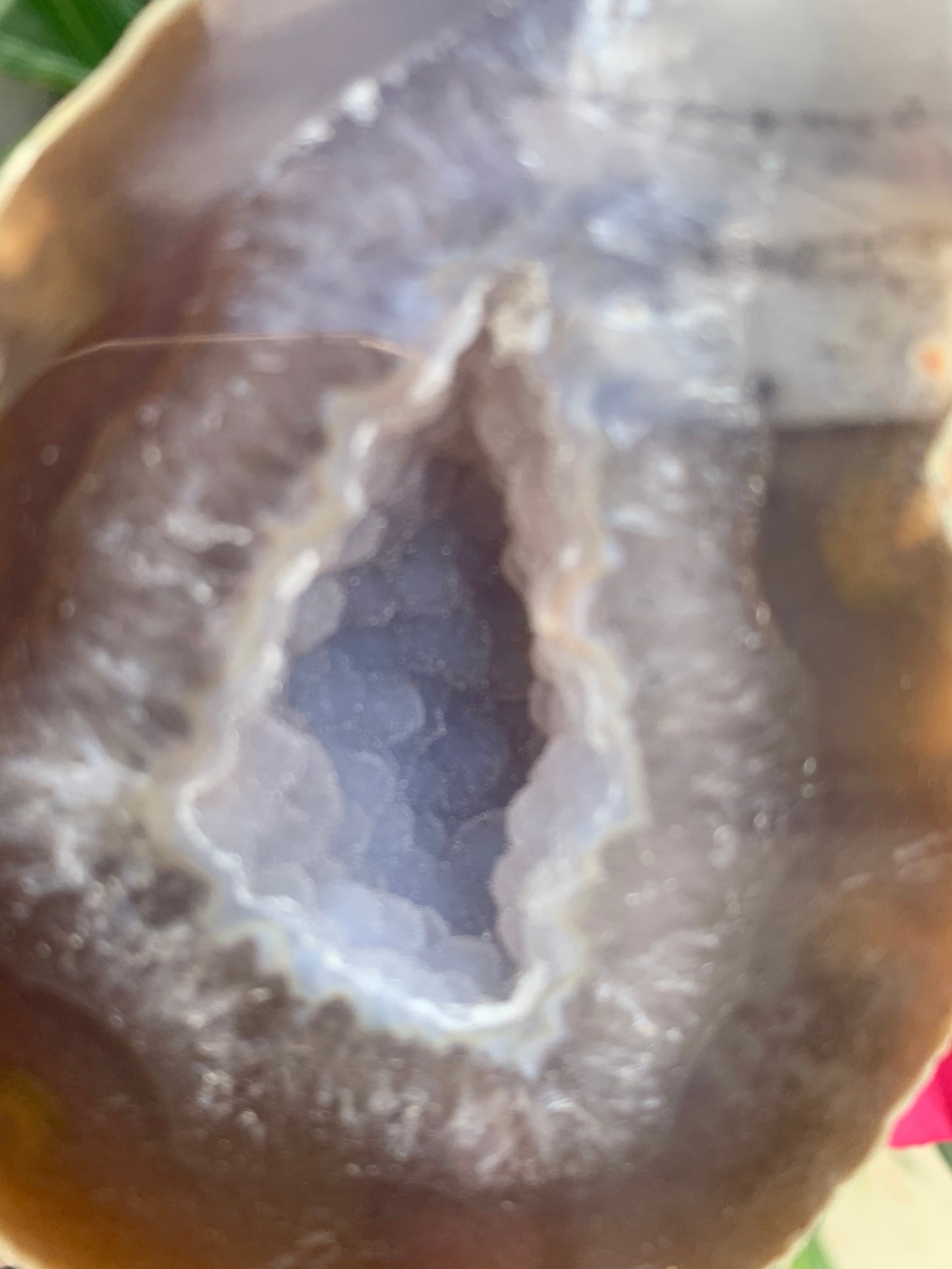 Agate, géode 'papillon' en 2 parties (sur socle dédié) de 150x 95 x 38 millimètres - 731 milligrammes. Superbe qualité, incroyables effets positifs pour vos collections, expositions...