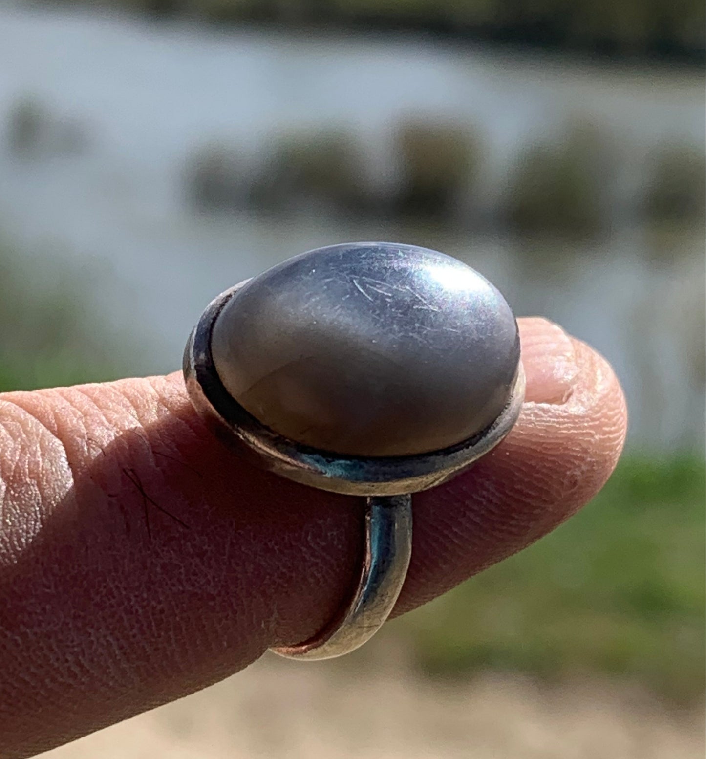 Superbe bague en Pierre de lune grise d'Inde, montée Argent 0.925. Superbe pierre au reflets brillants ! Taille de 56 fr !