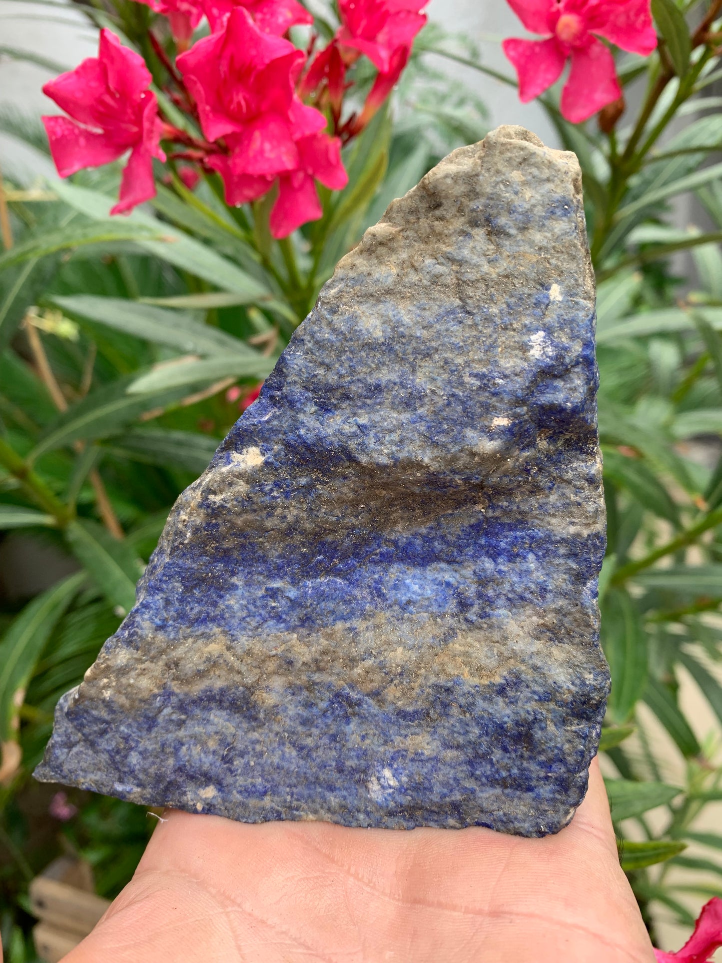 Lapis lazuli, spécimen brut de 152 x108 x 85 mm - 849 grammes. Un bleu envoûtant et fascinant, pierre des pharaons !