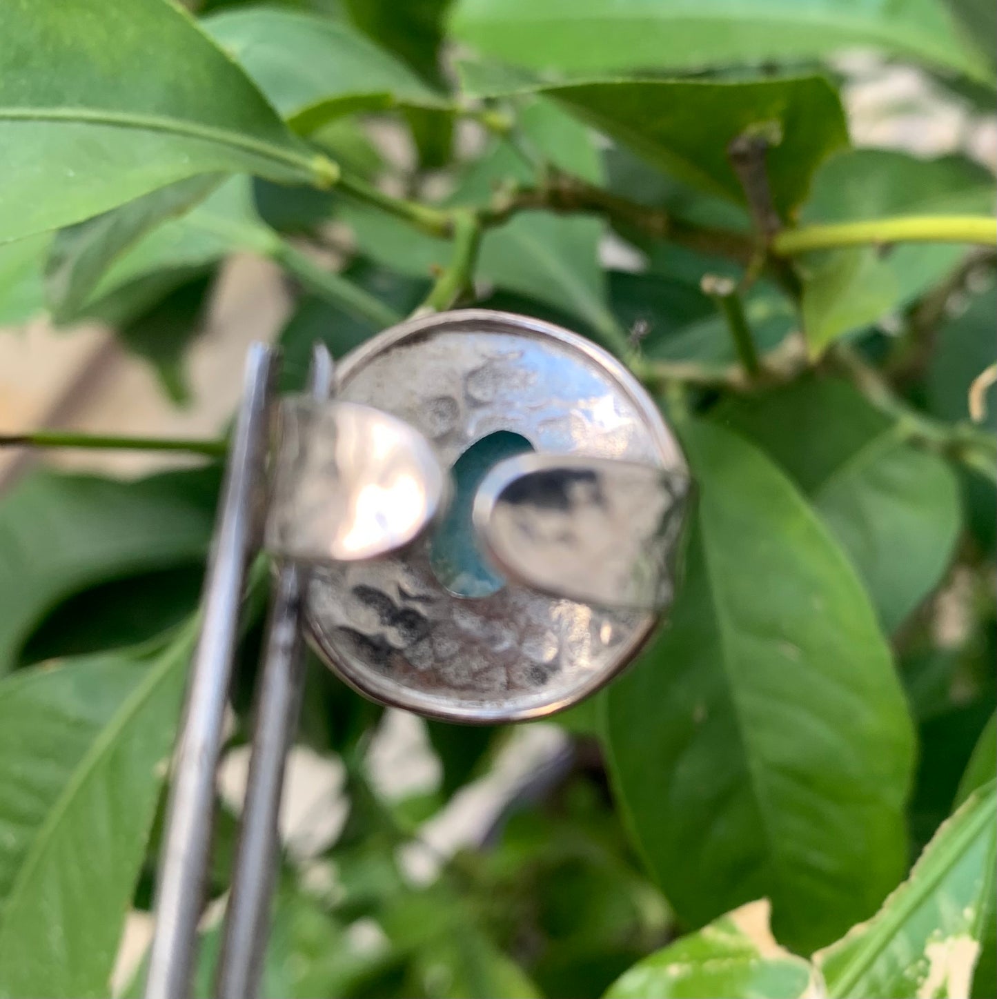 Bague en Larimar, montée Argent 0.925. Superbe pierre au bleu qui rappelle l'océan ! Très belle réalisation ! Taille réglable/ ajustable de 54 à 59 !