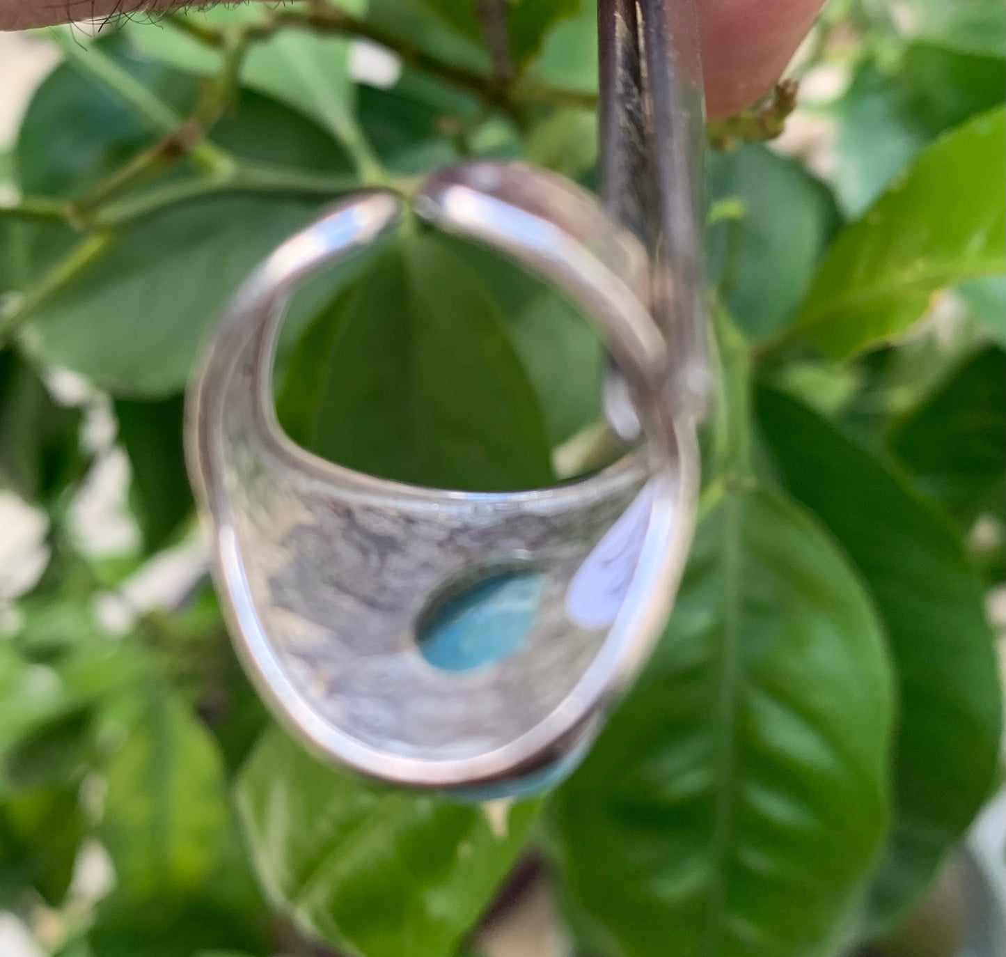 Bague en Larimar, montée Argent 0.925. Superbe pierre au bleu qui rappelle l'océan ! Très belle réalisation ! Taille réglable/ ajustable de 54 à 59 !