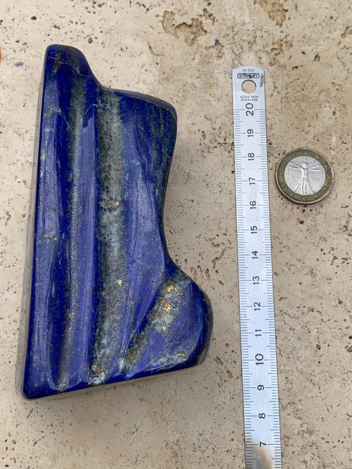 Lapis lazuli, forme libre polie de 131 x 68 x 48 mm - 706 grammes. Un bleu envoûtant et fascinant, pierre des pharaons !
